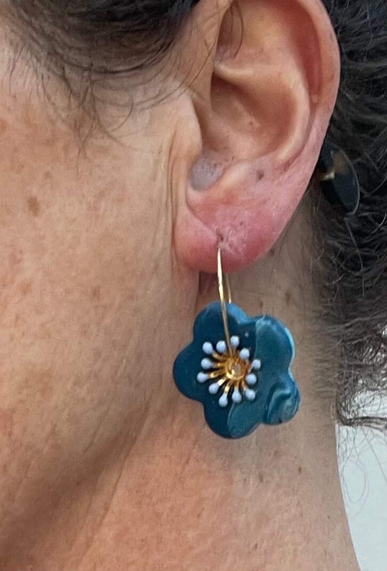 Boucles d'oreilles, créoles fleur bleue - Modèle unique artisanal