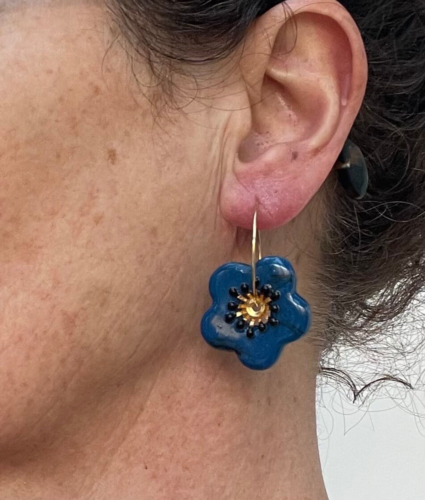 Boucles d'oreilles, créoles fleur bleue - Modèle unique artisanal