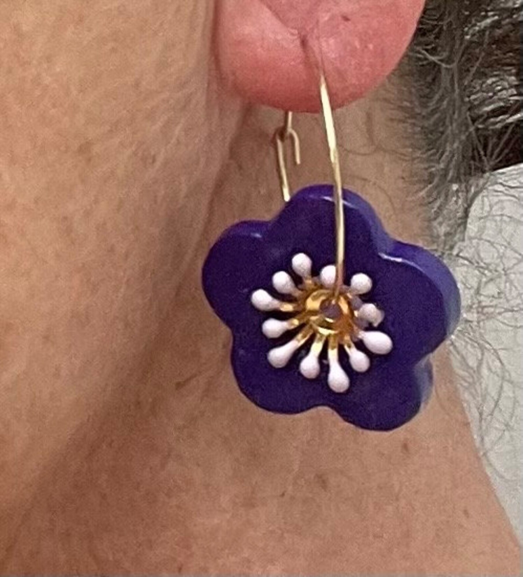 Boucles d'oreilles, créoles fleur violette en céramique - Modèle unique artisanal