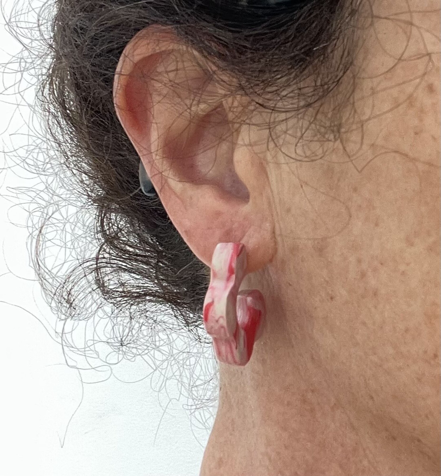 Boucles d'oreilles, créoles fleurs blanche et rose - Modèle fait main