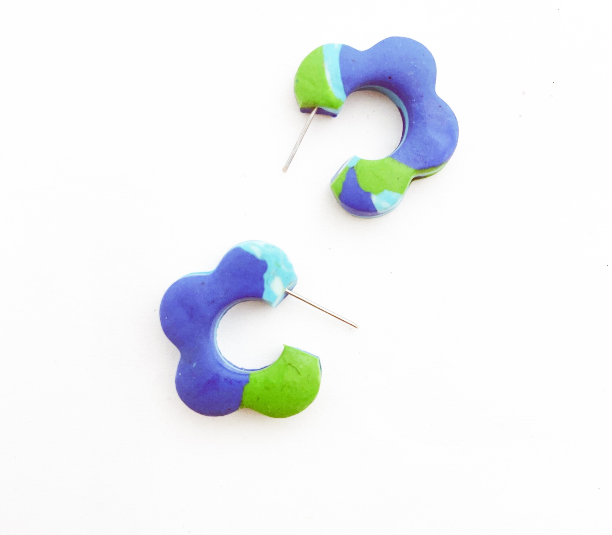 Boucles d'oreilles, créoles fleurs bleues - Modèle fait main