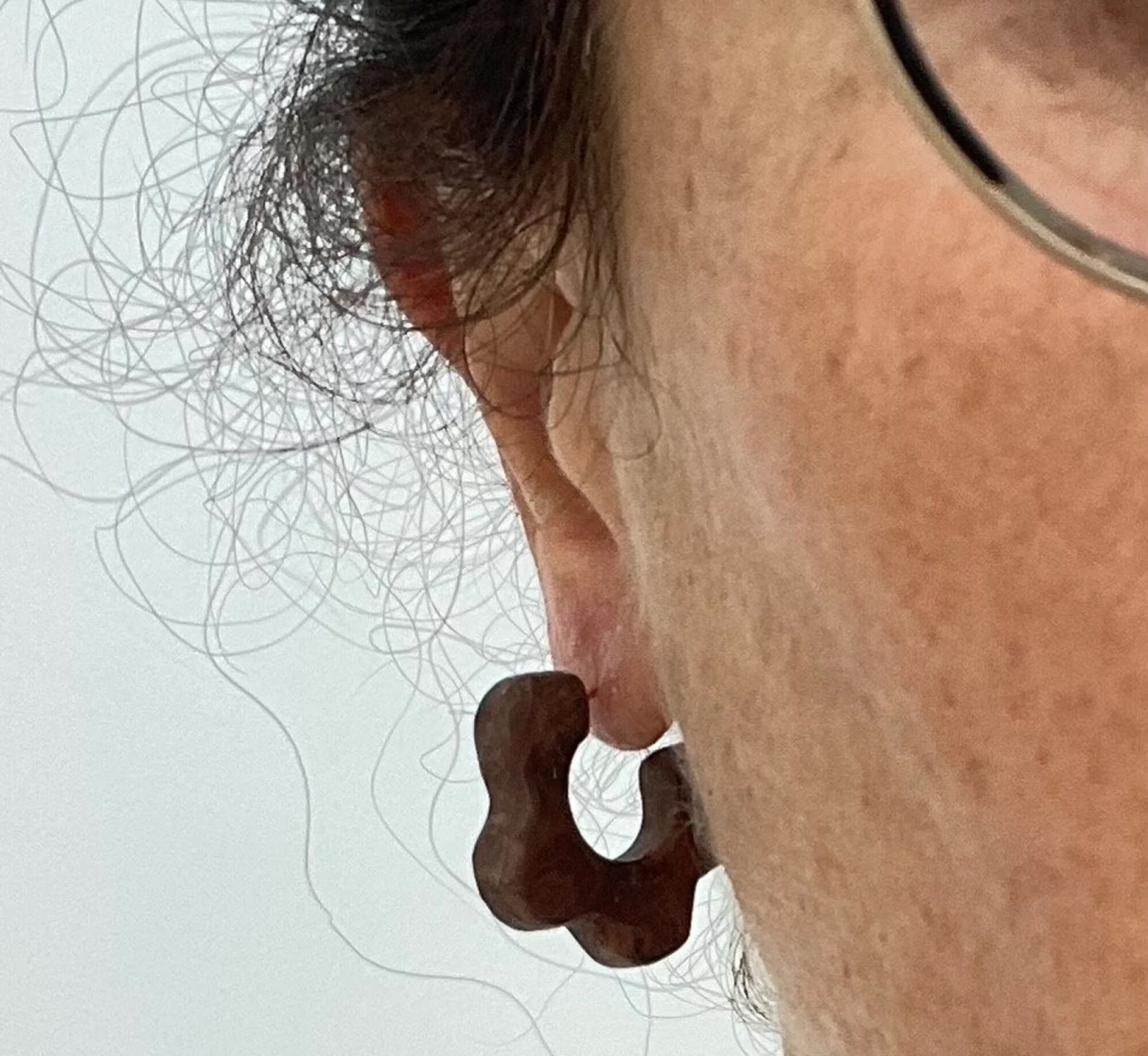 Boucles d'oreilles, créoles fleurs marron - Modèle fait main