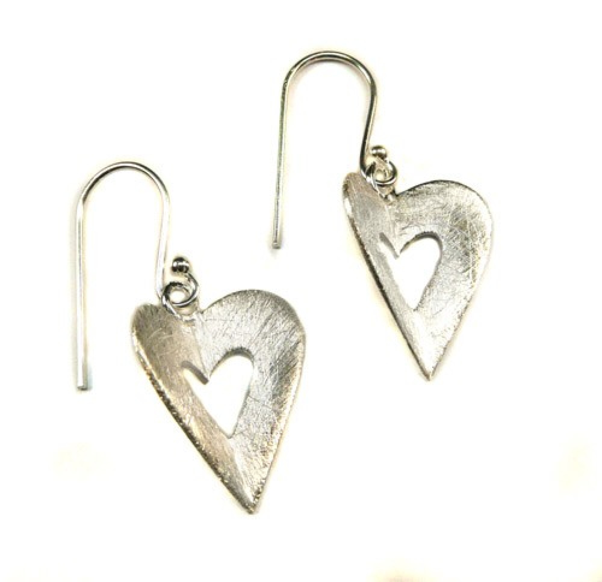 Boucles d'oreilles forme coeur plié en argent brossé
