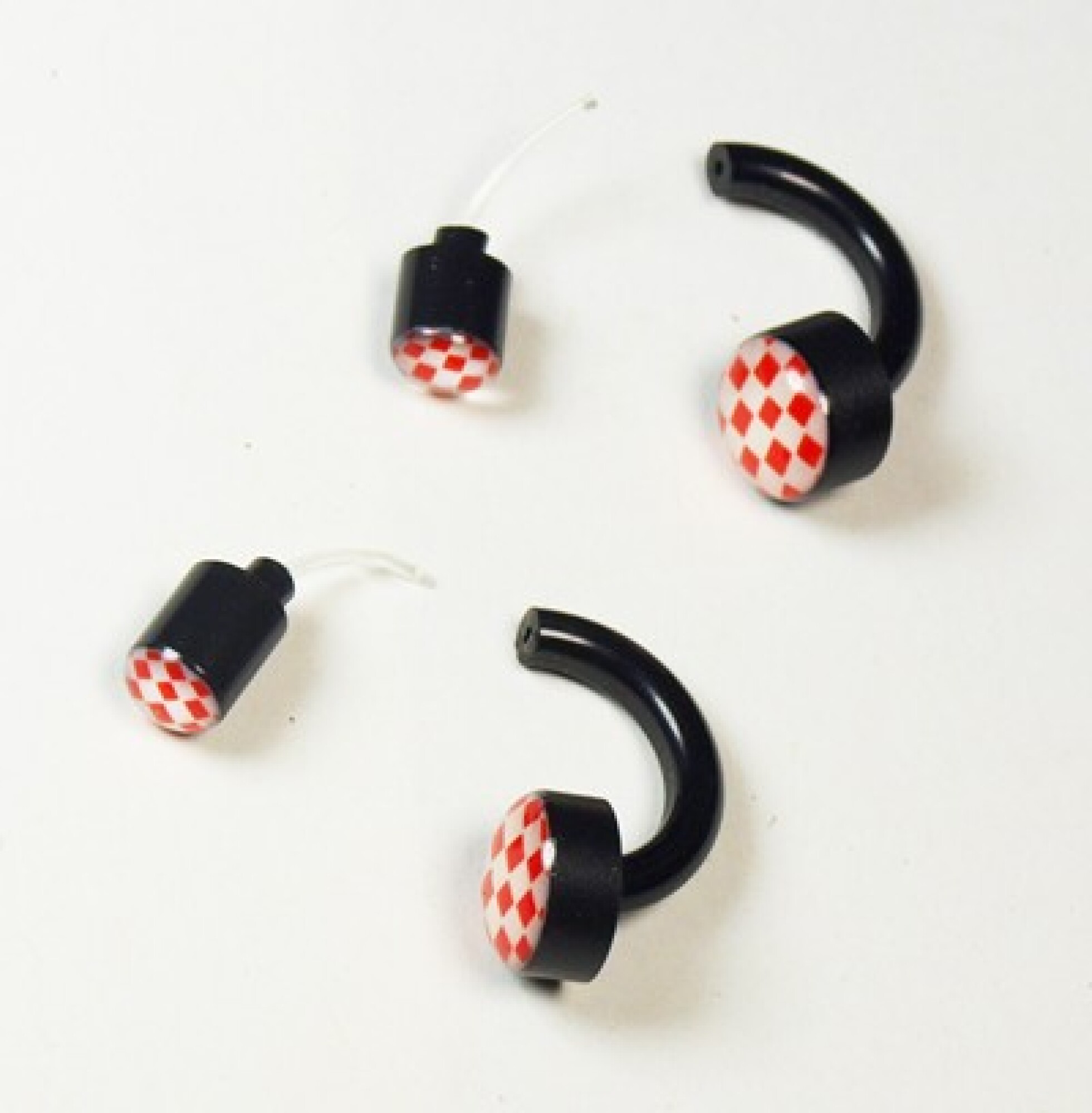 Boucles d'oreilles noires carreaux rouges et blancs