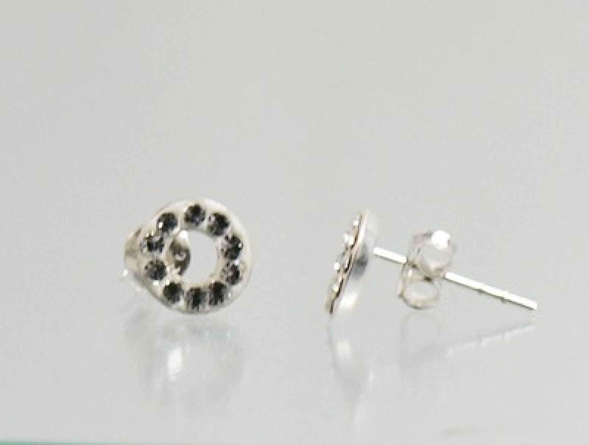 Boucles d'oreilles, puces strass blanc et argent