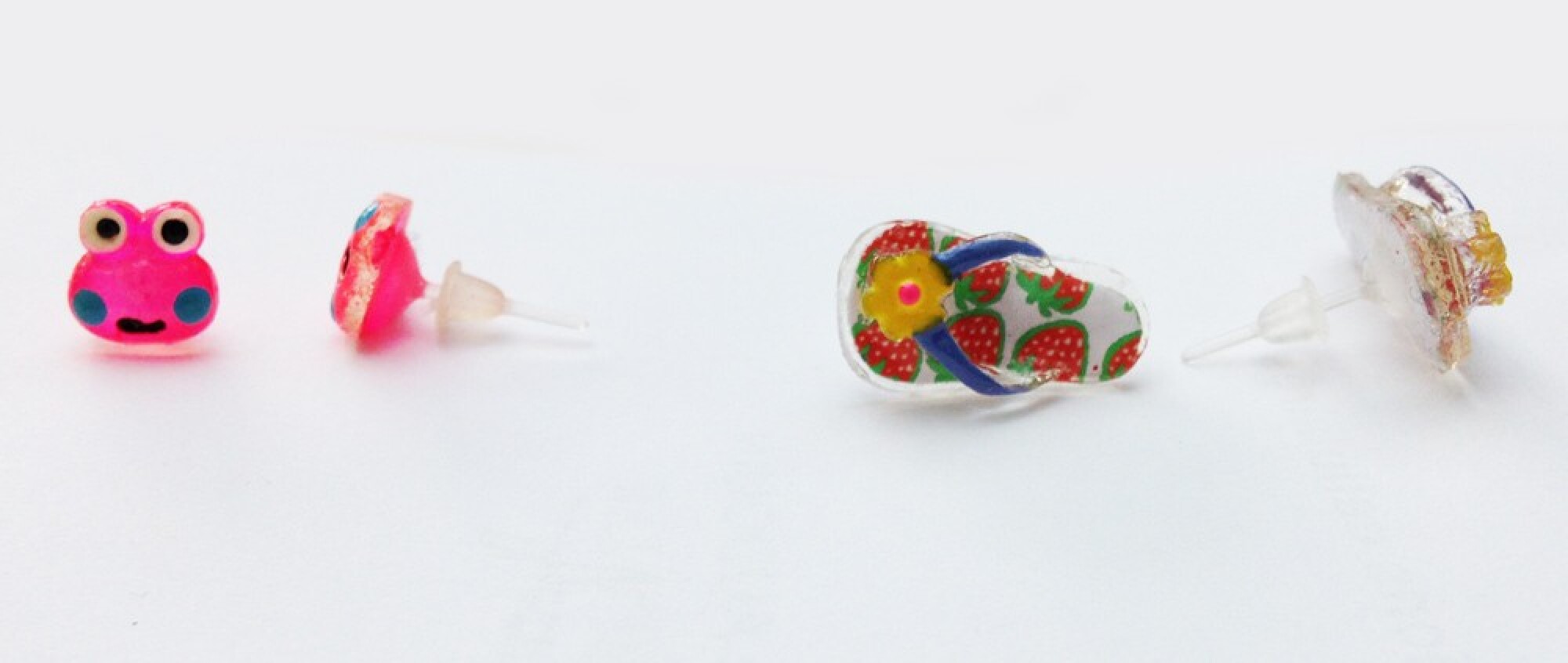 Boucles d'oreilles, puces tongues et grenouille