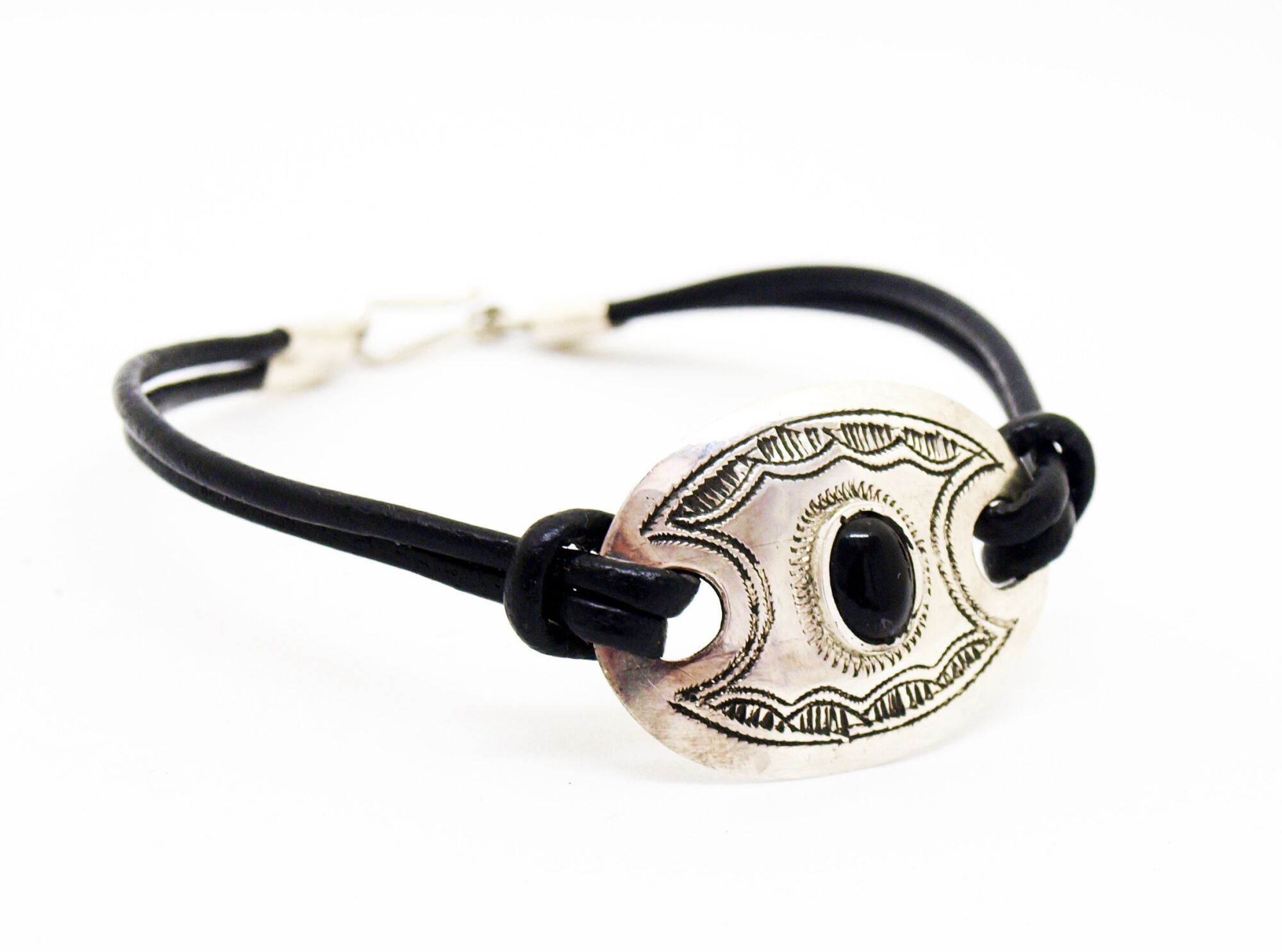 Bracelet cuir et plaque ovale argent