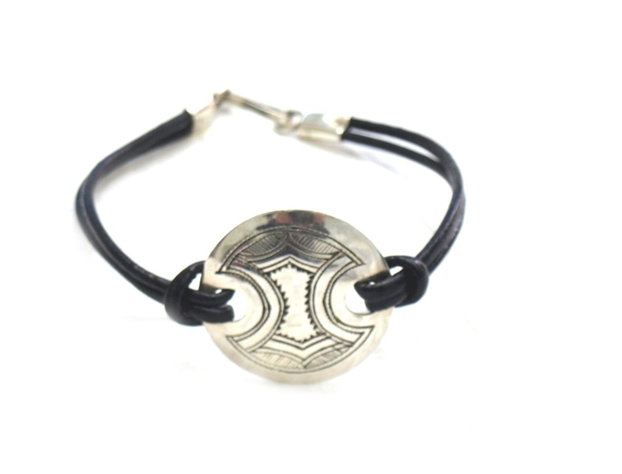 Bracelet cuir et plaque ronde en argent grave motifs berbères