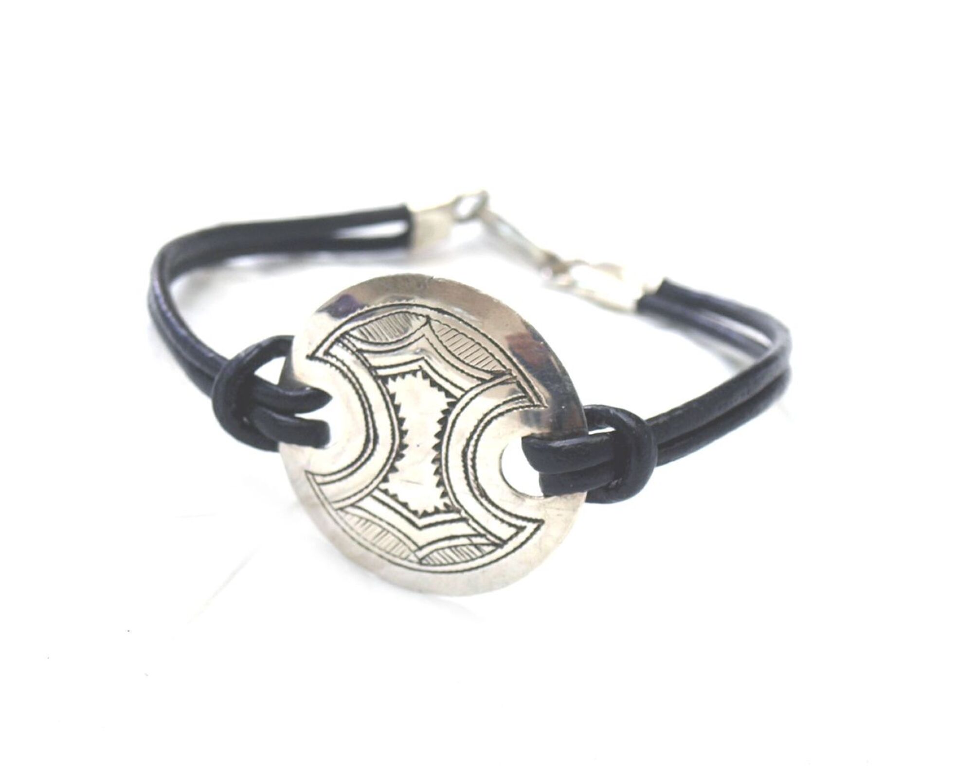 Bracelet cuir et plaque ronde en argent grave motifs berbères