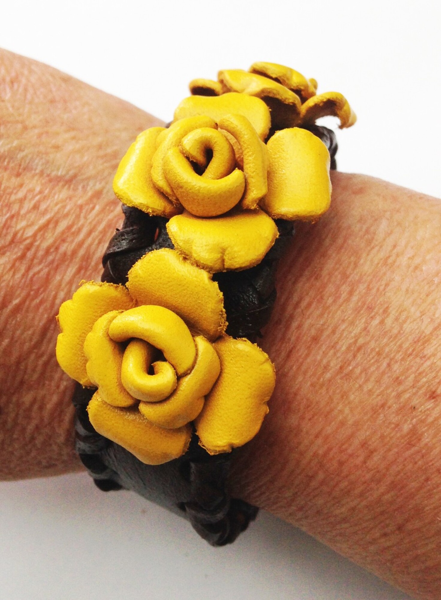 bracelet cuir large avec fleur jaune