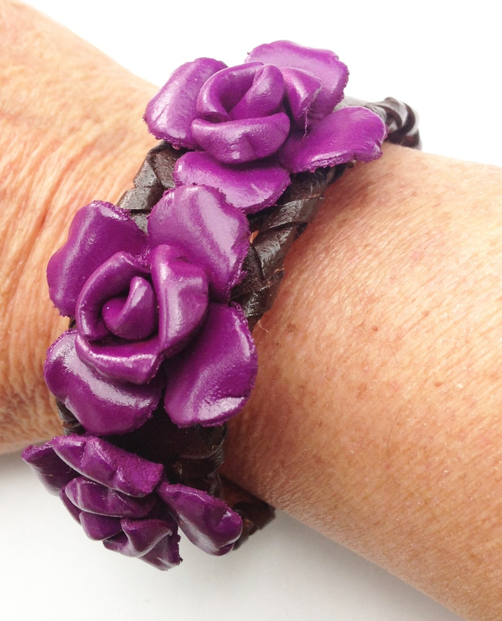 bracelet cuir large avec fleurs violettes