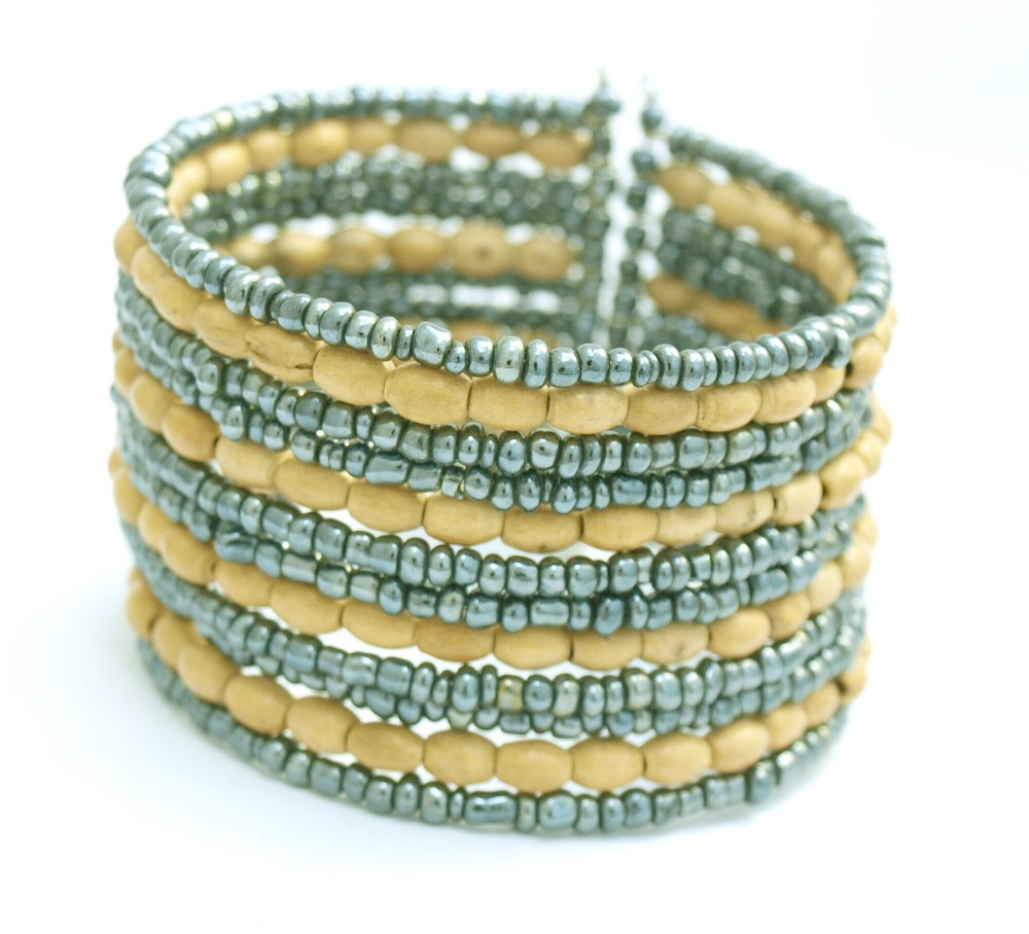 bracelet manchette large en perles de rocaille et bois