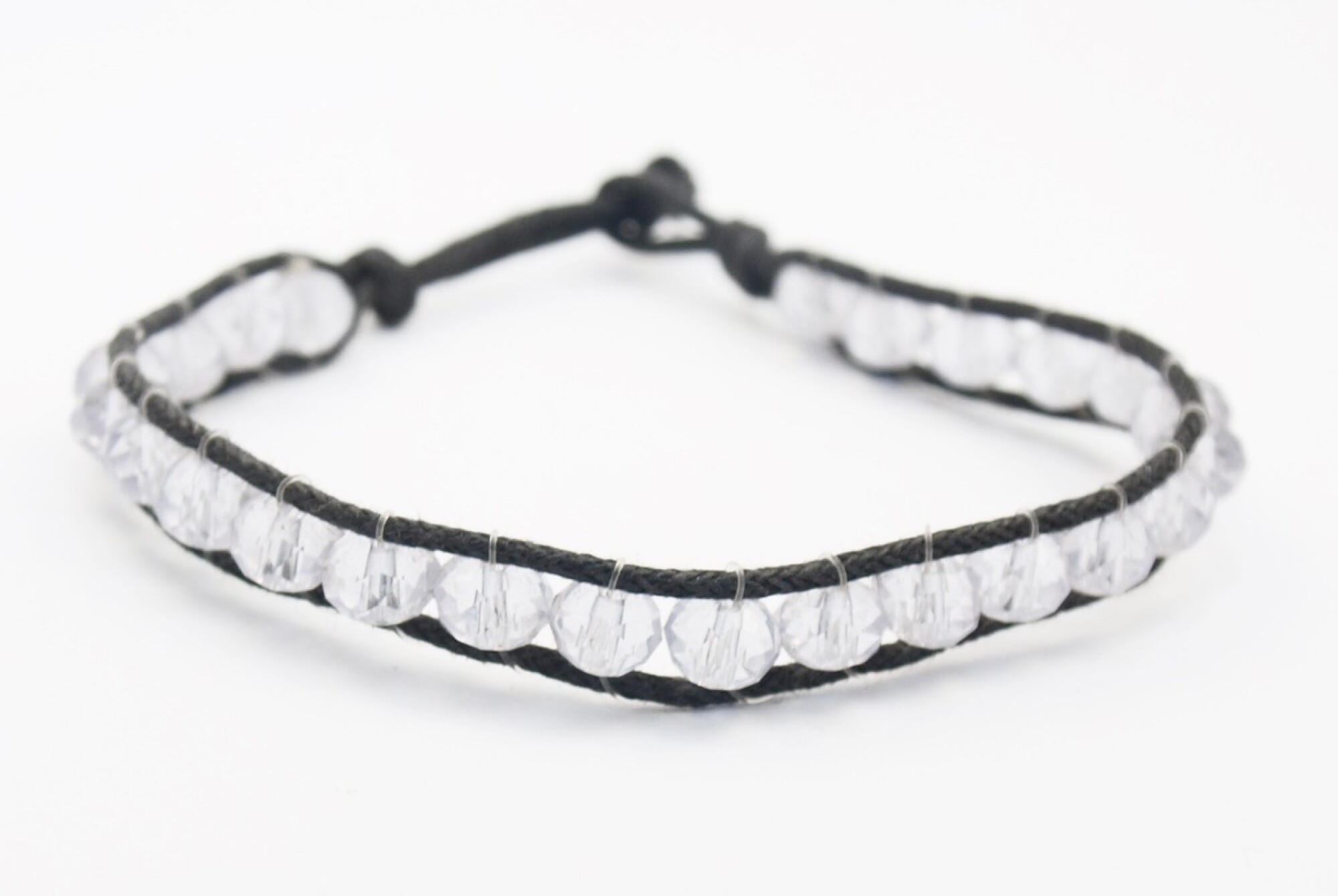 Bracelet perles de cristal blanc et fil de coton noir