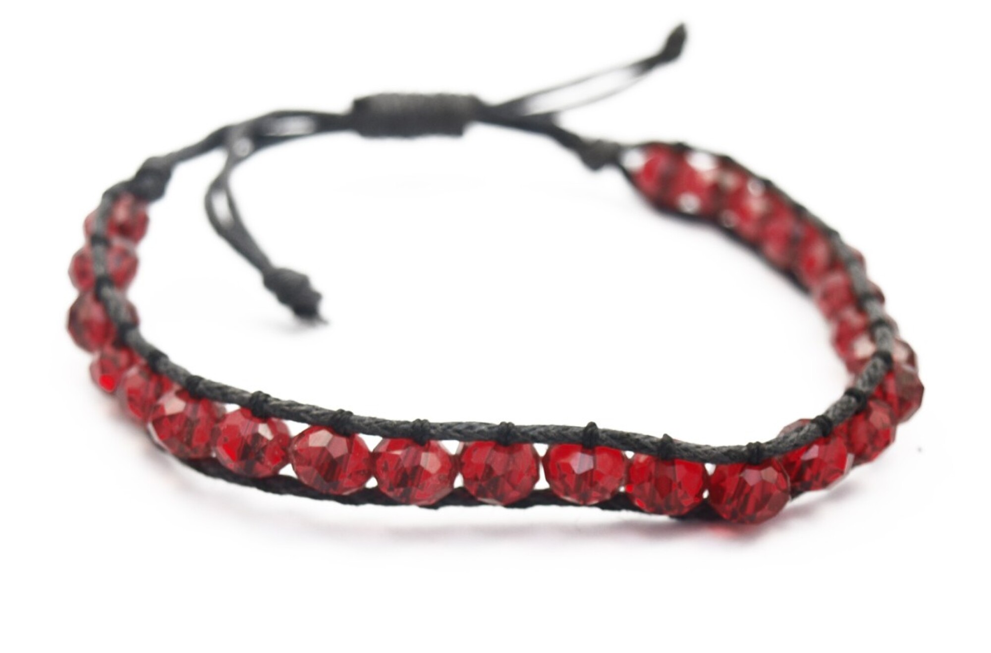 Bracelet perles de cristal rouge et fil de coton noir