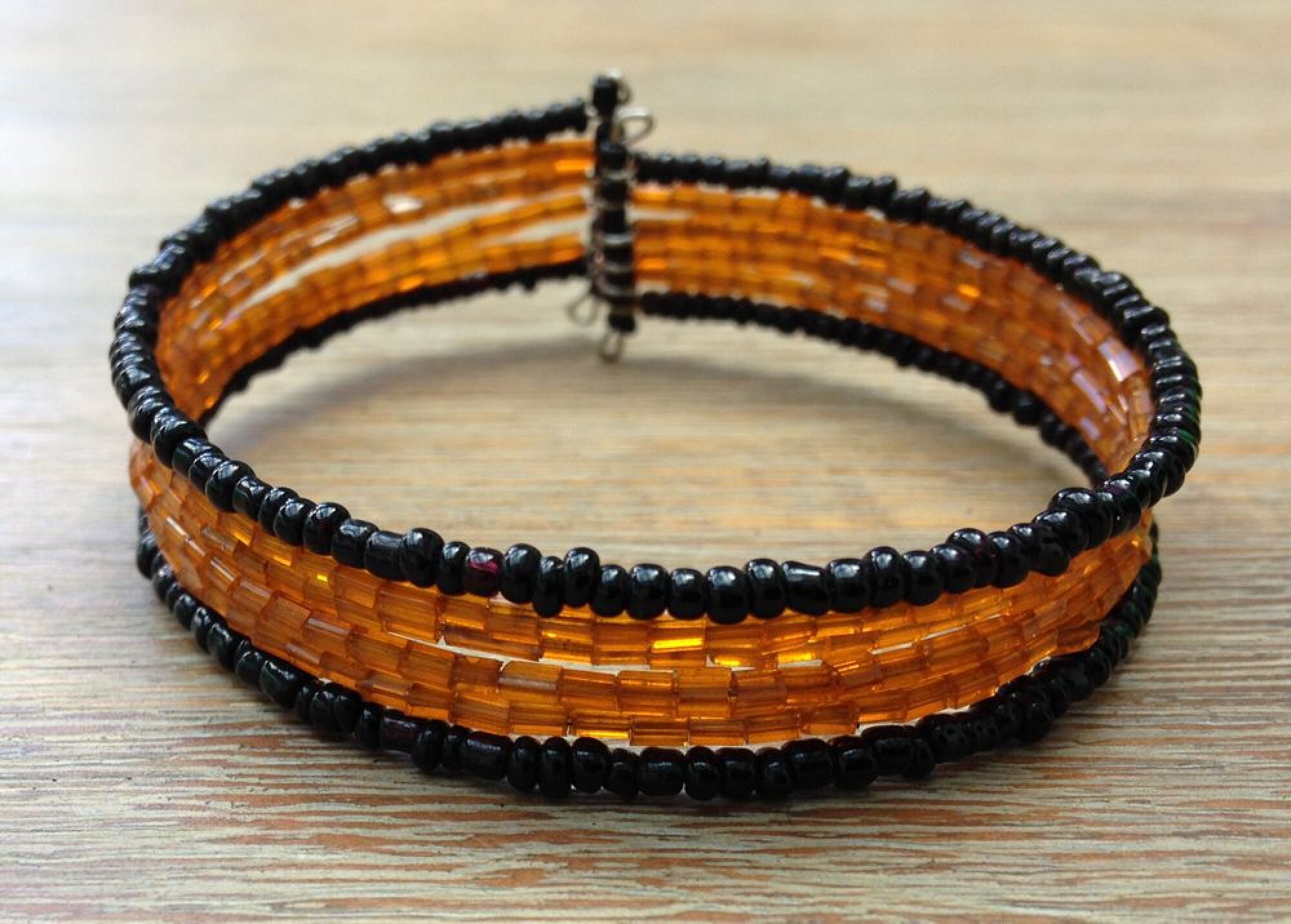 Bracelet rigide, manchette perles