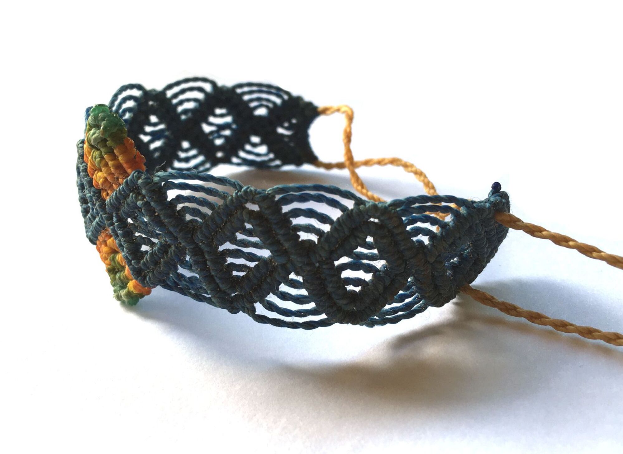 Bracelet tissé à la main