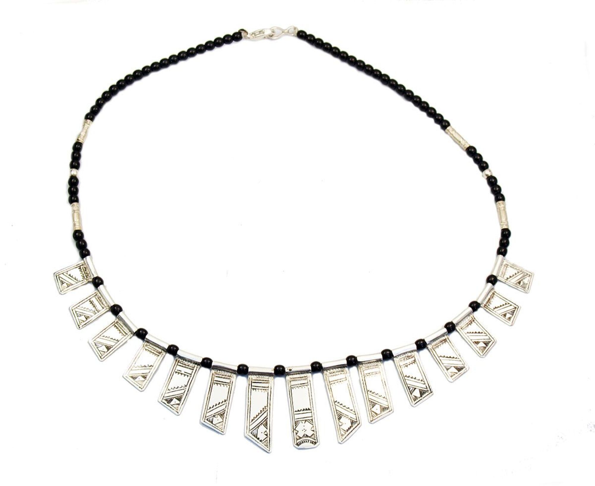 Collier court, traditionnel touareg porté dans les mariages,