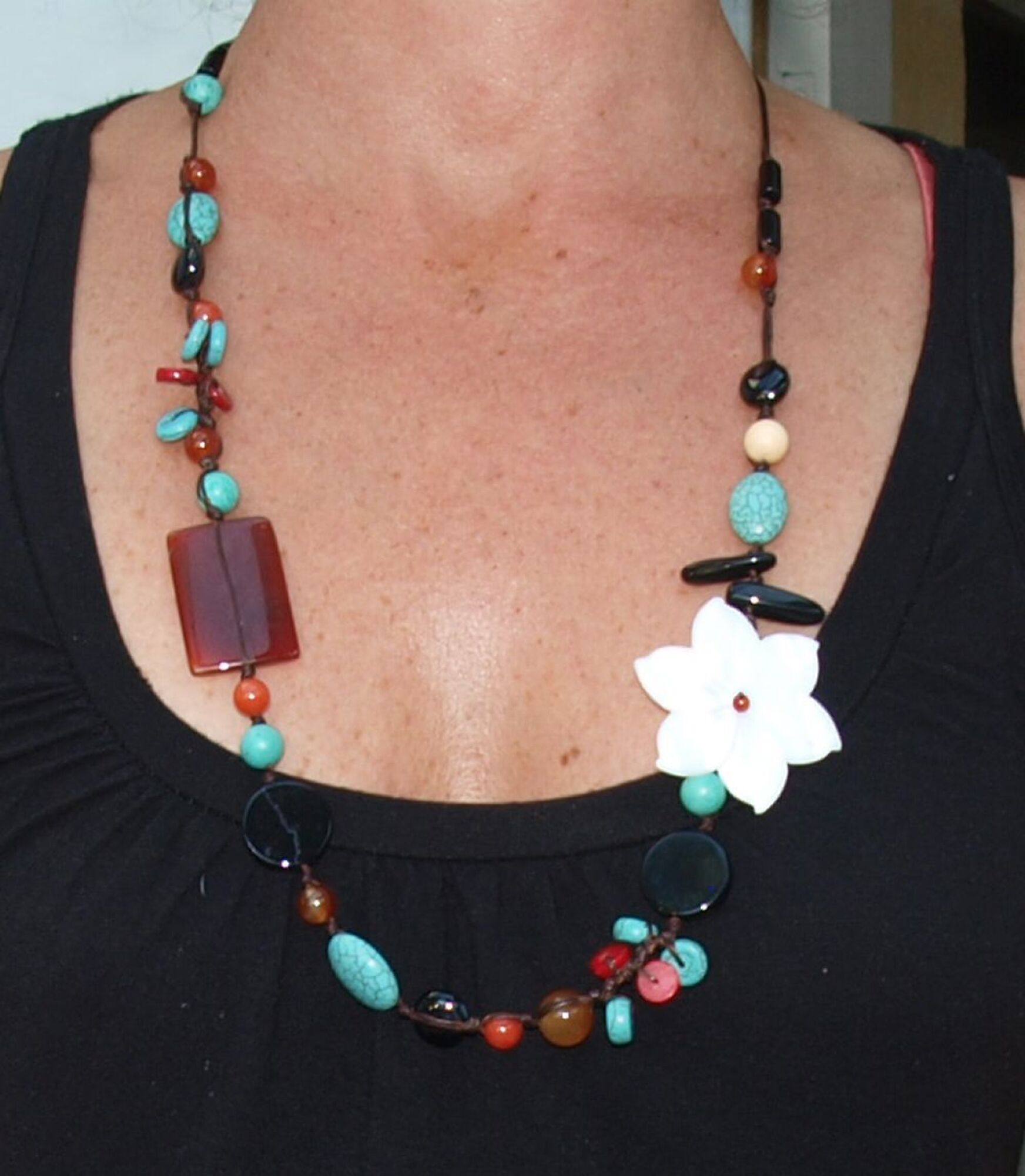 Collier en fil de soie et pierres naturelles, avec fleur blanche