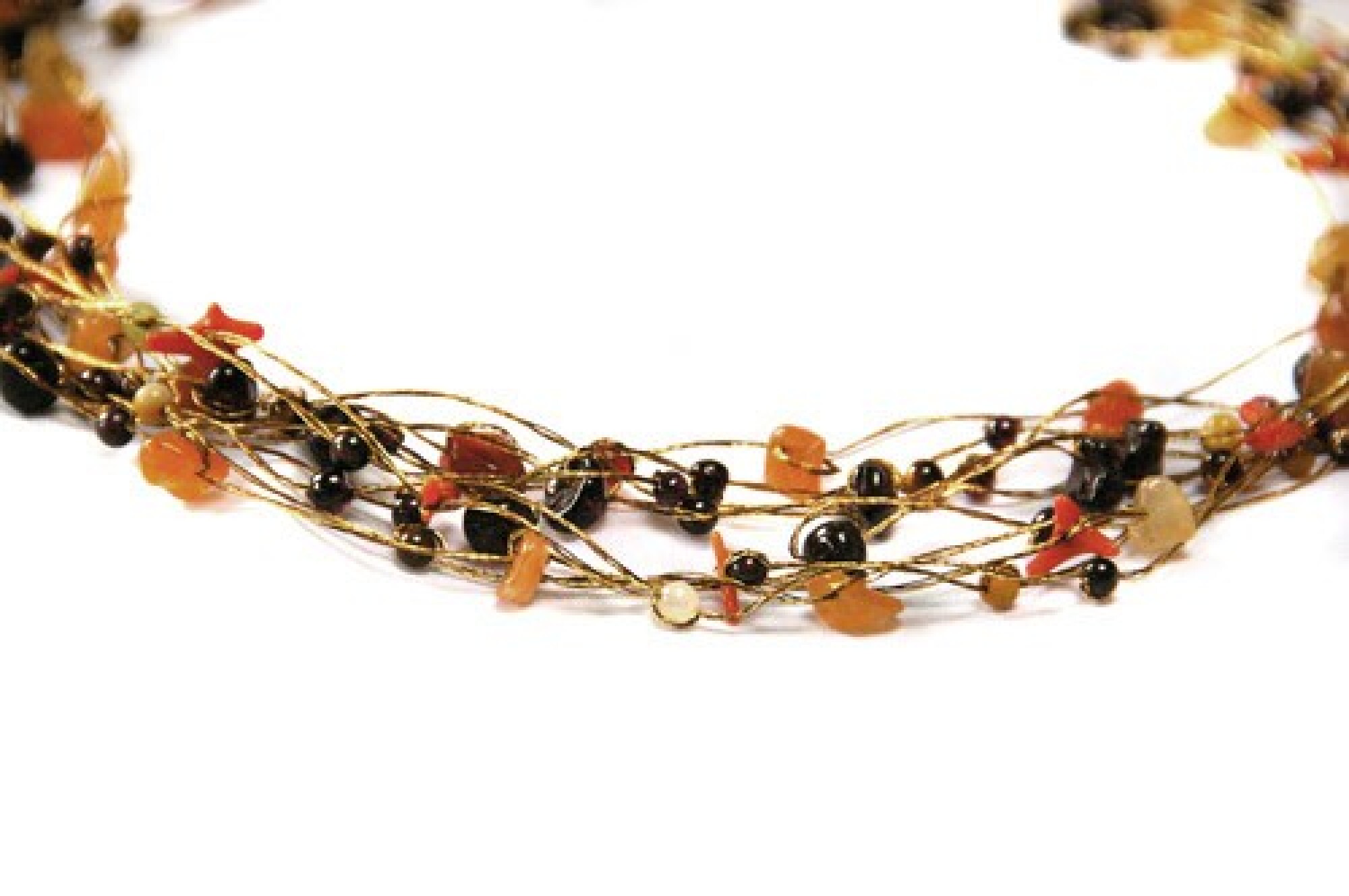 Collier en fil doré et en pierres naturelles