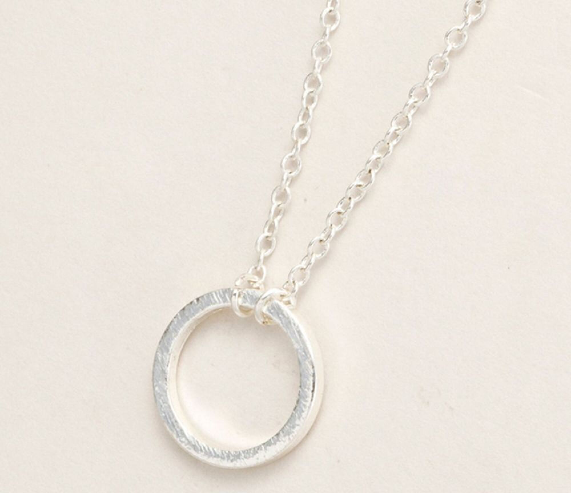 Collier fantaisie avec cercle doré ou argenté