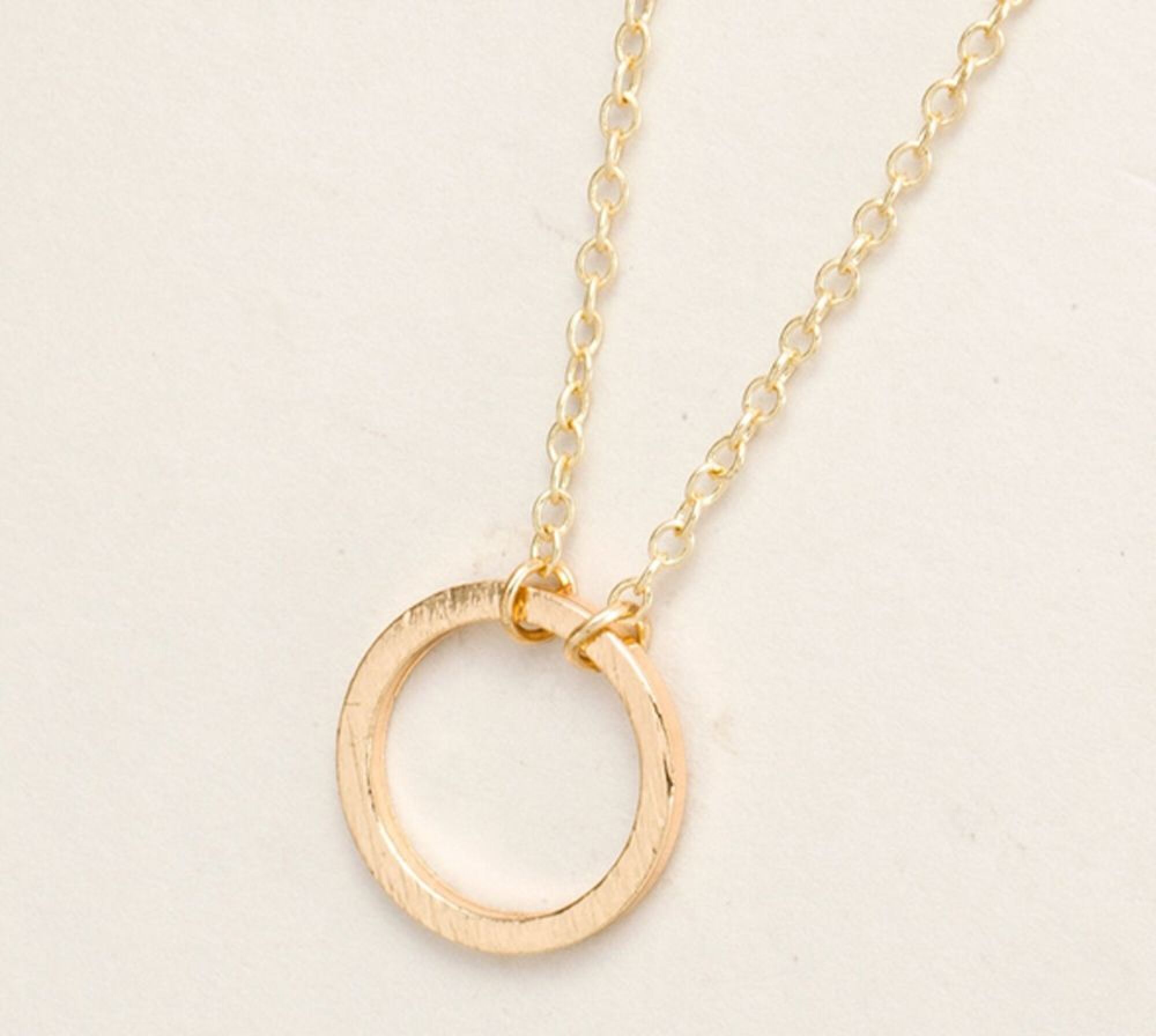 Collier fantaisie avec cercle doré ou argenté