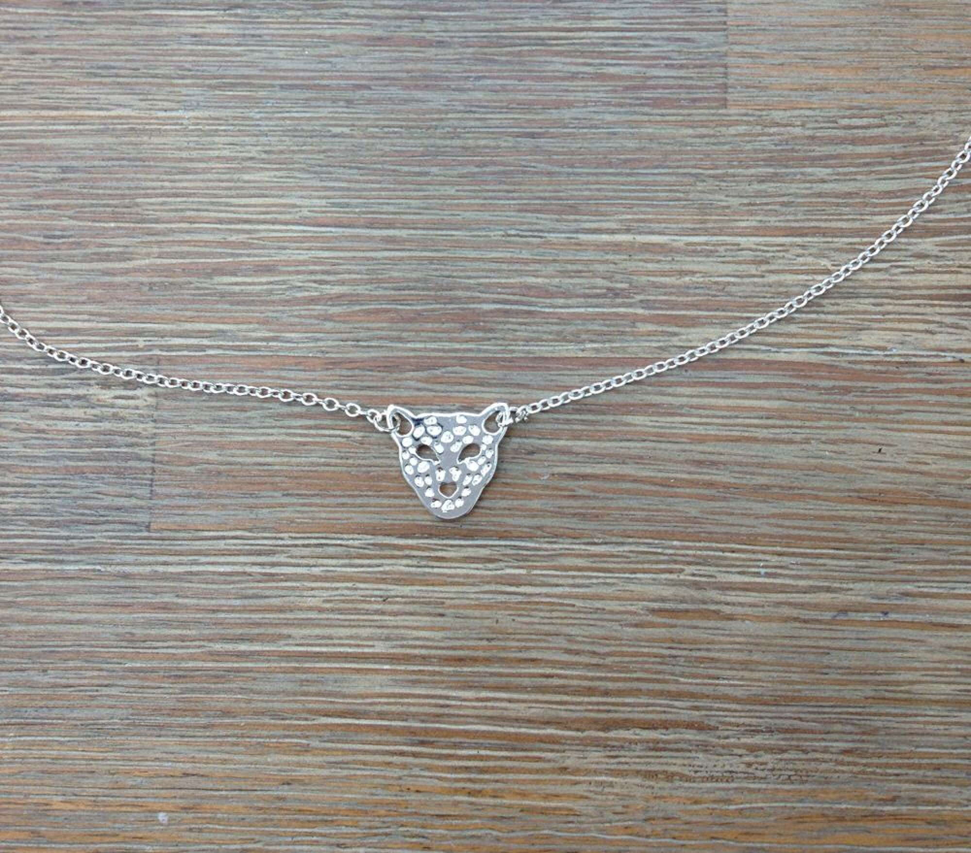 Collier fantaisie avec tête de jaguar