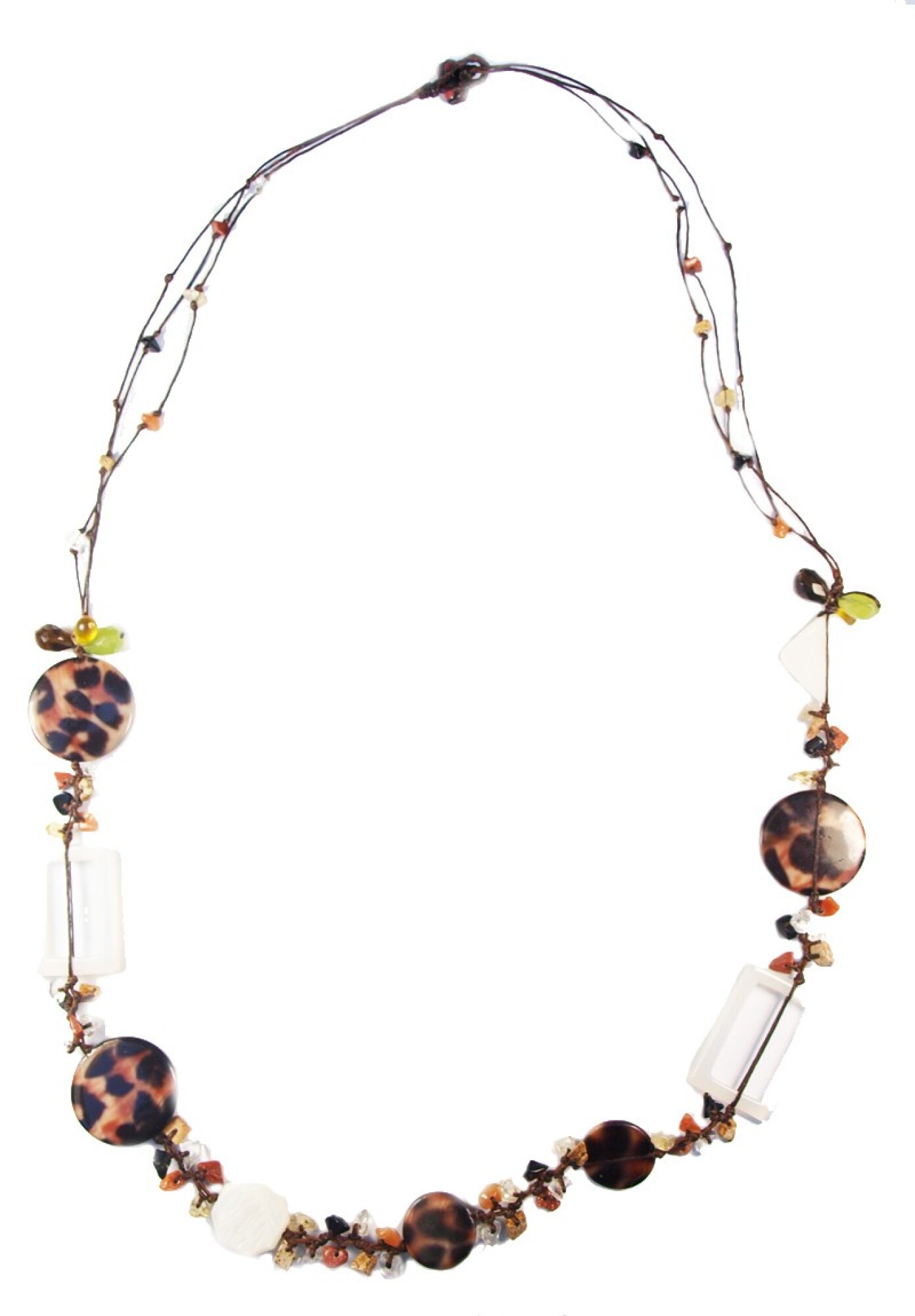 collier long en fil de soie et perles blanches et léopard