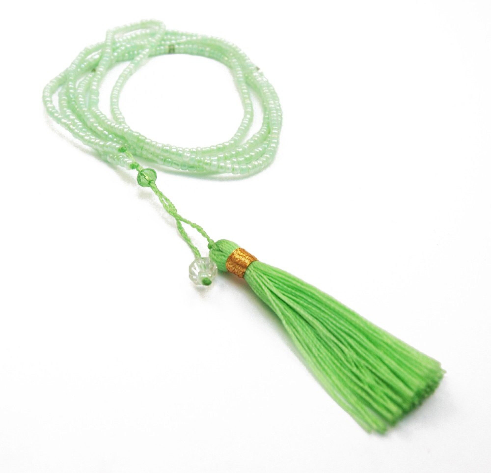 Collier long en perle de rocaille et pompon vert