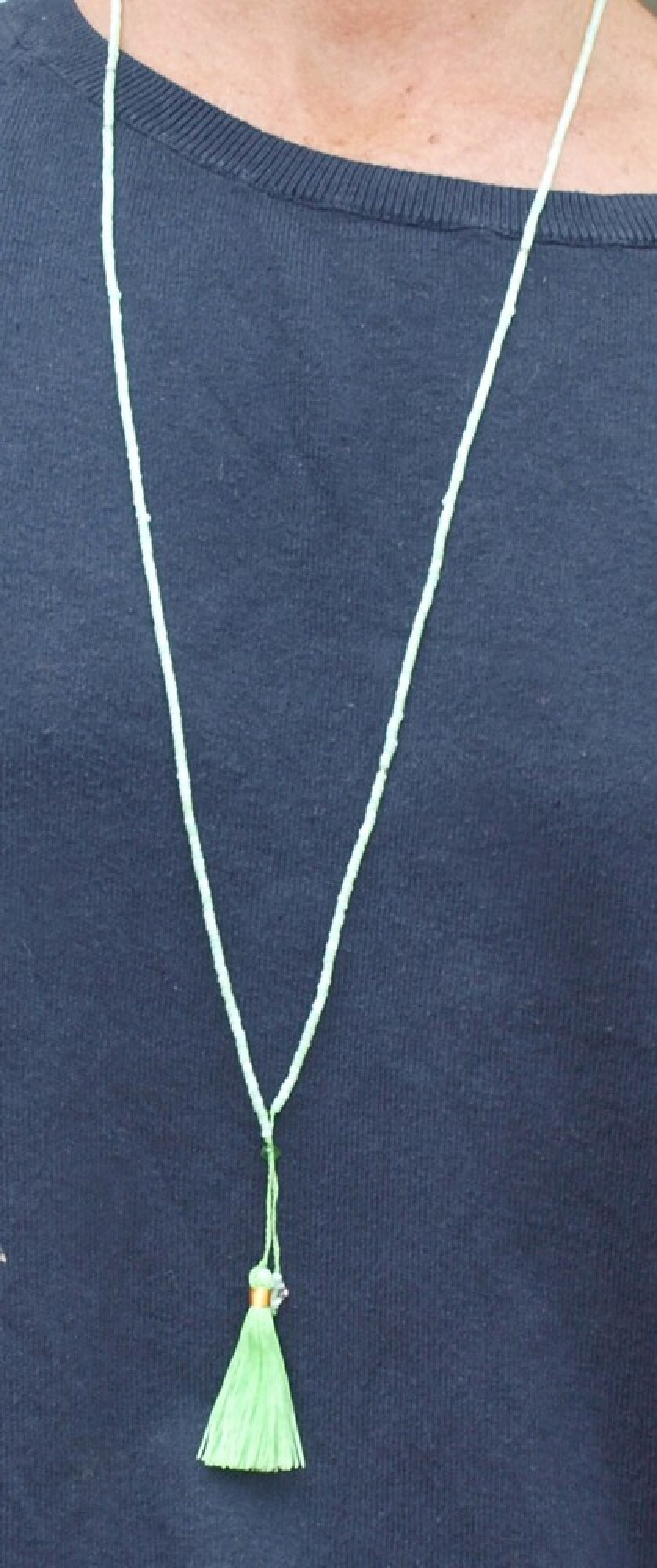 Collier long en perle de rocaille et pompon vert