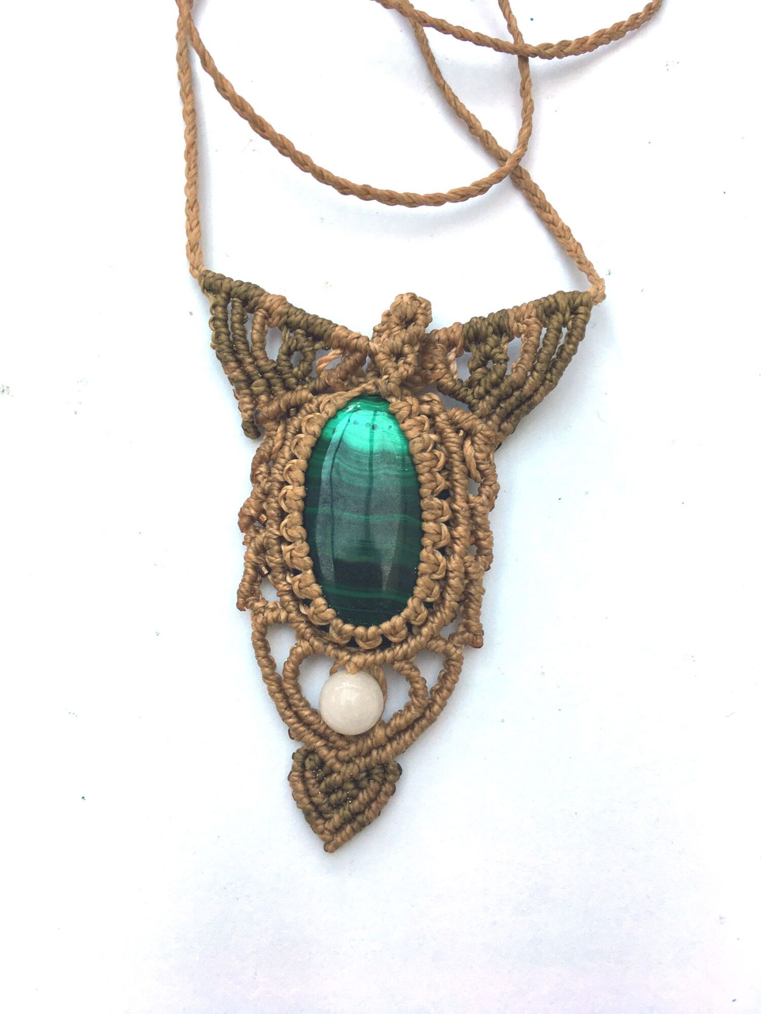 Collier mi-long, sautoir tissé à la main avec malachyte verte  - modele unique