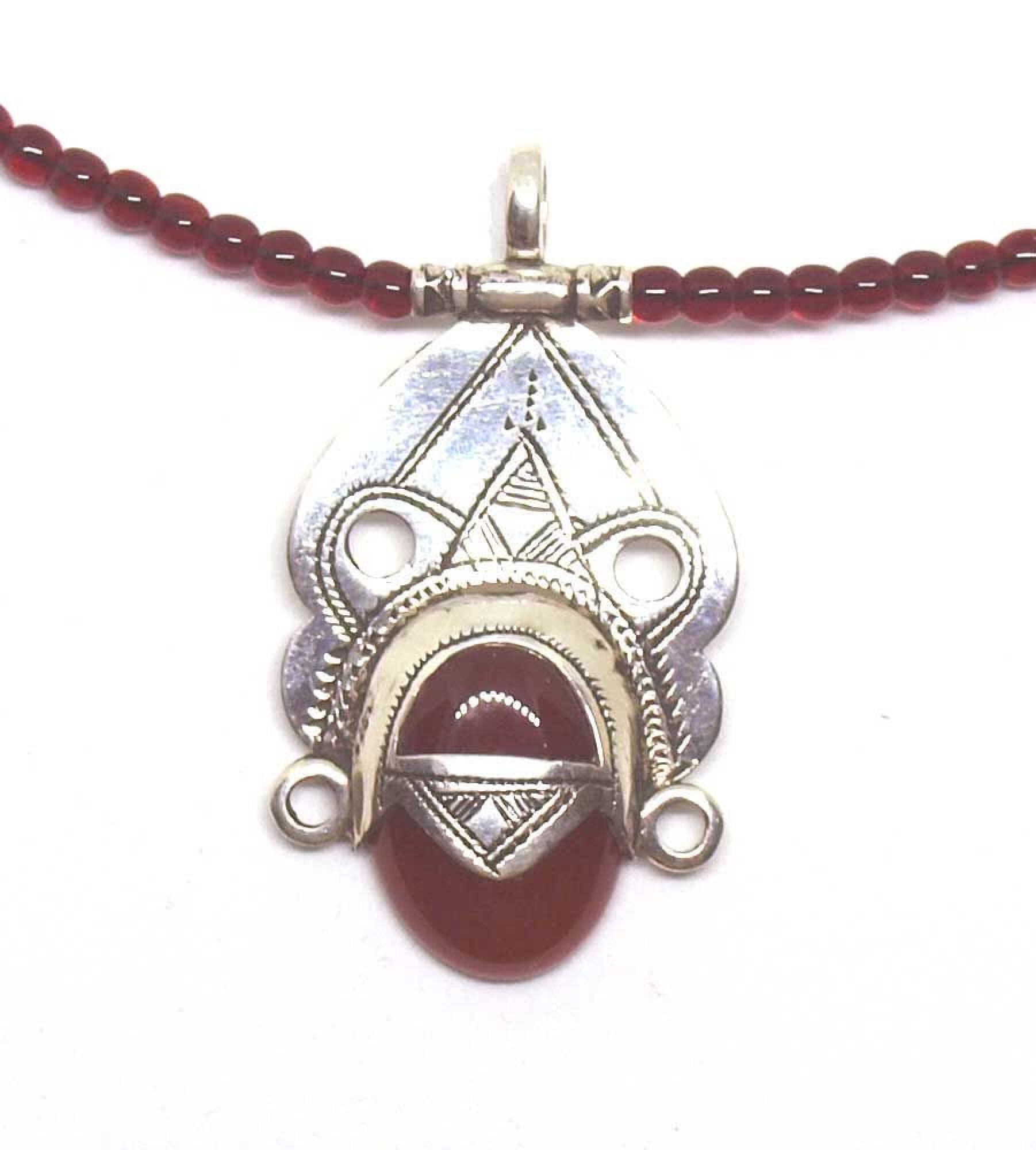 Collier touareg déesse rouge tradition berbère