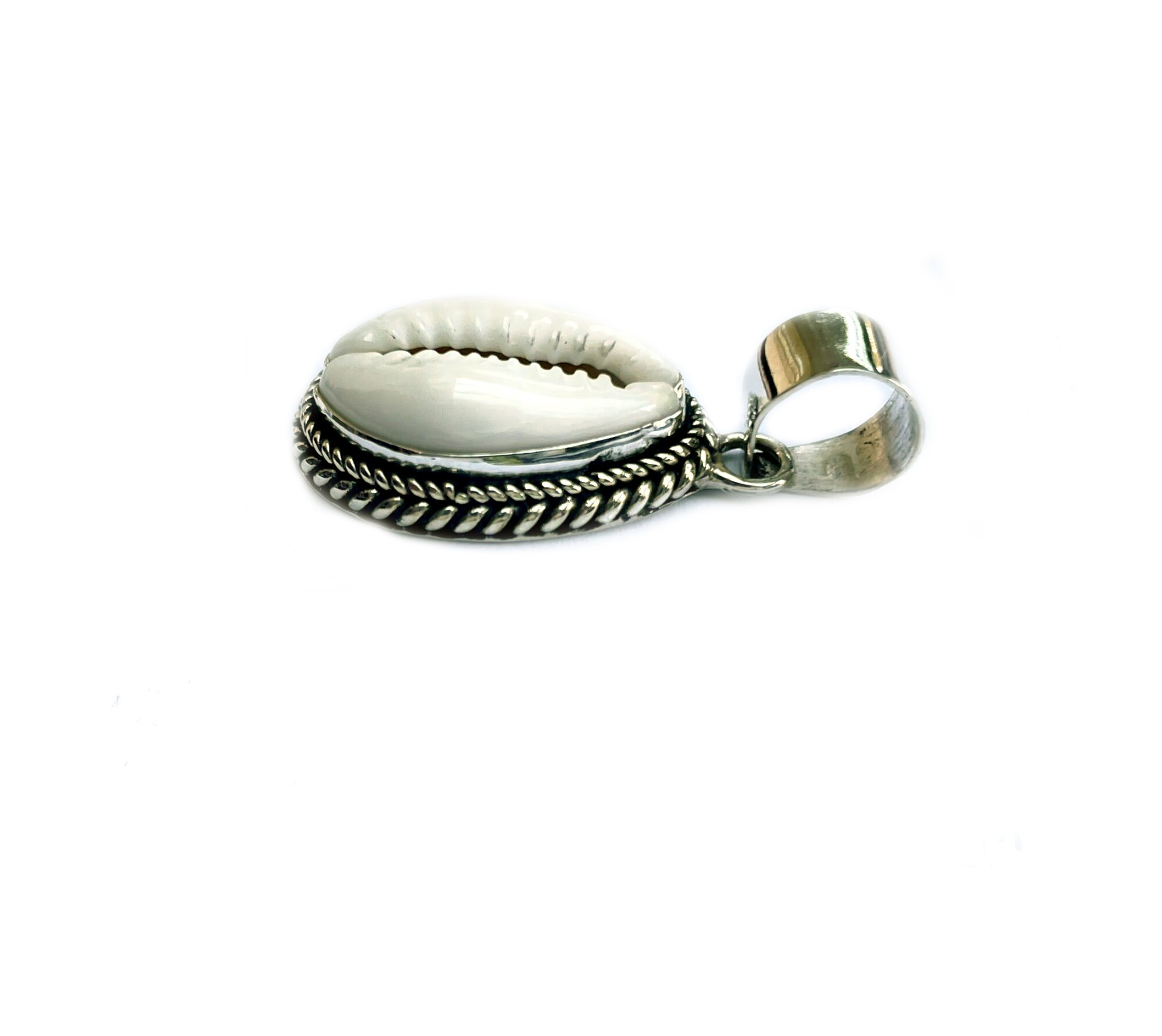 Pendentif argent serti d'un coquillage cauri naturel