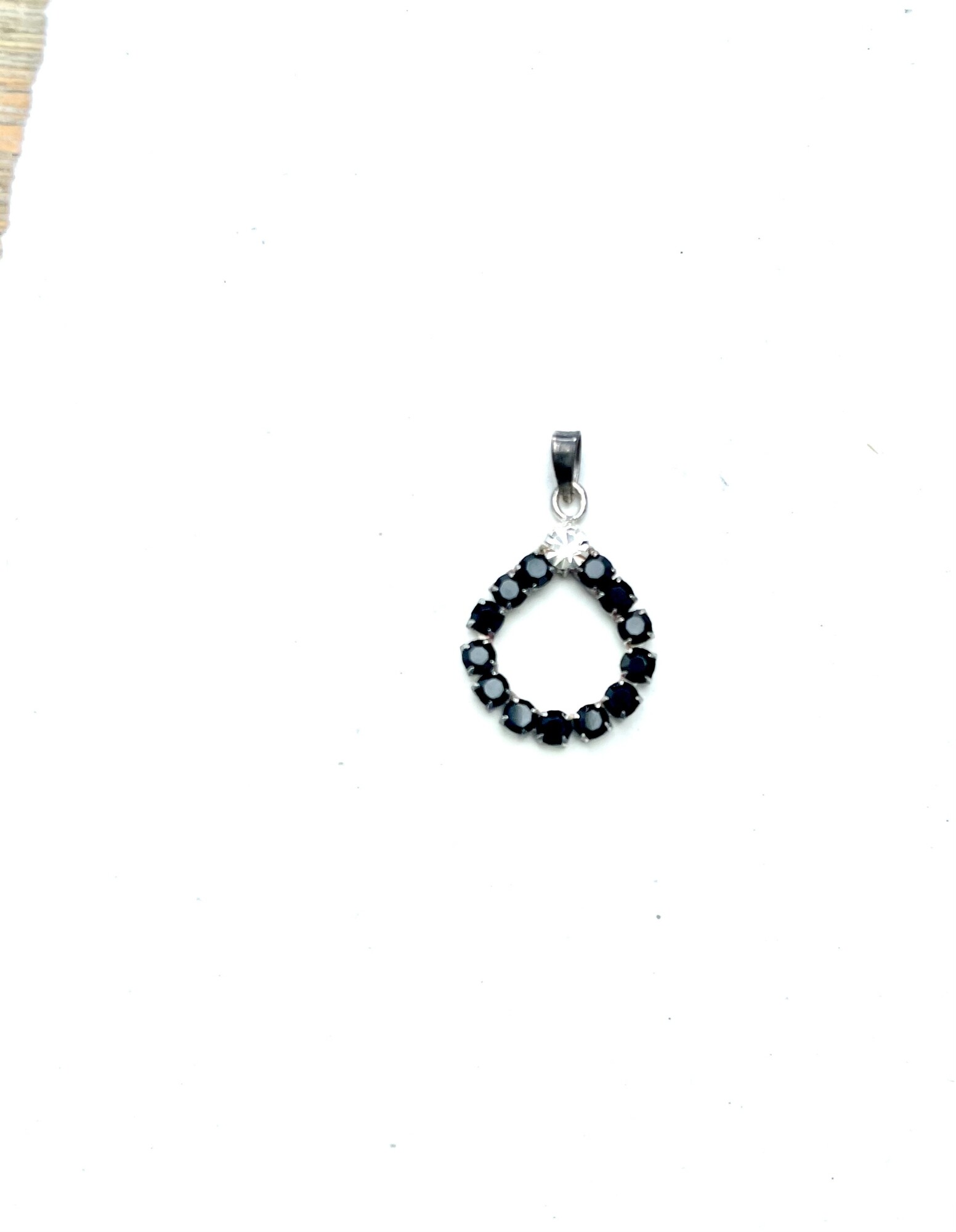 Pendentif en argent et strass noirs