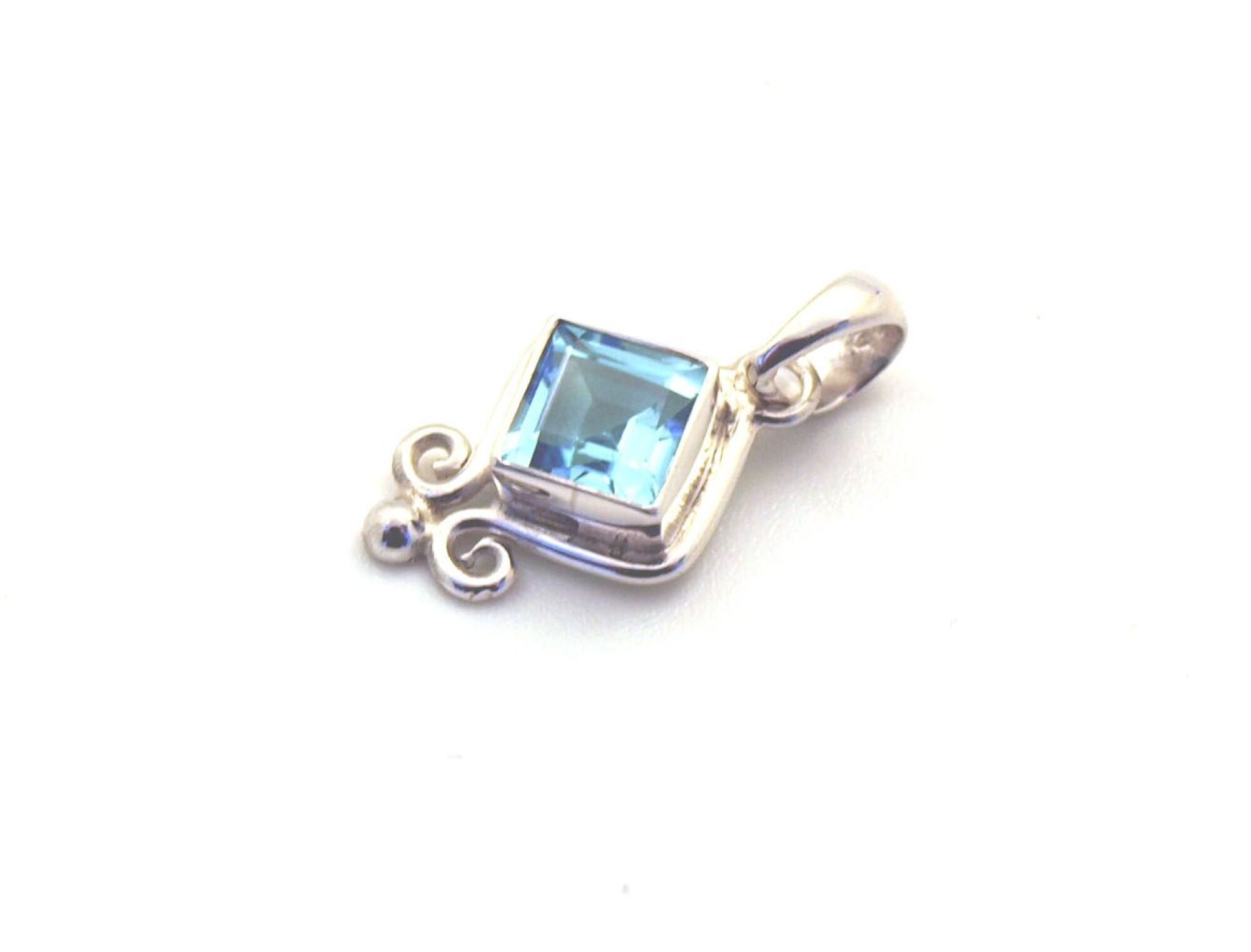 Pendentif en argent et topaze bleu facetté