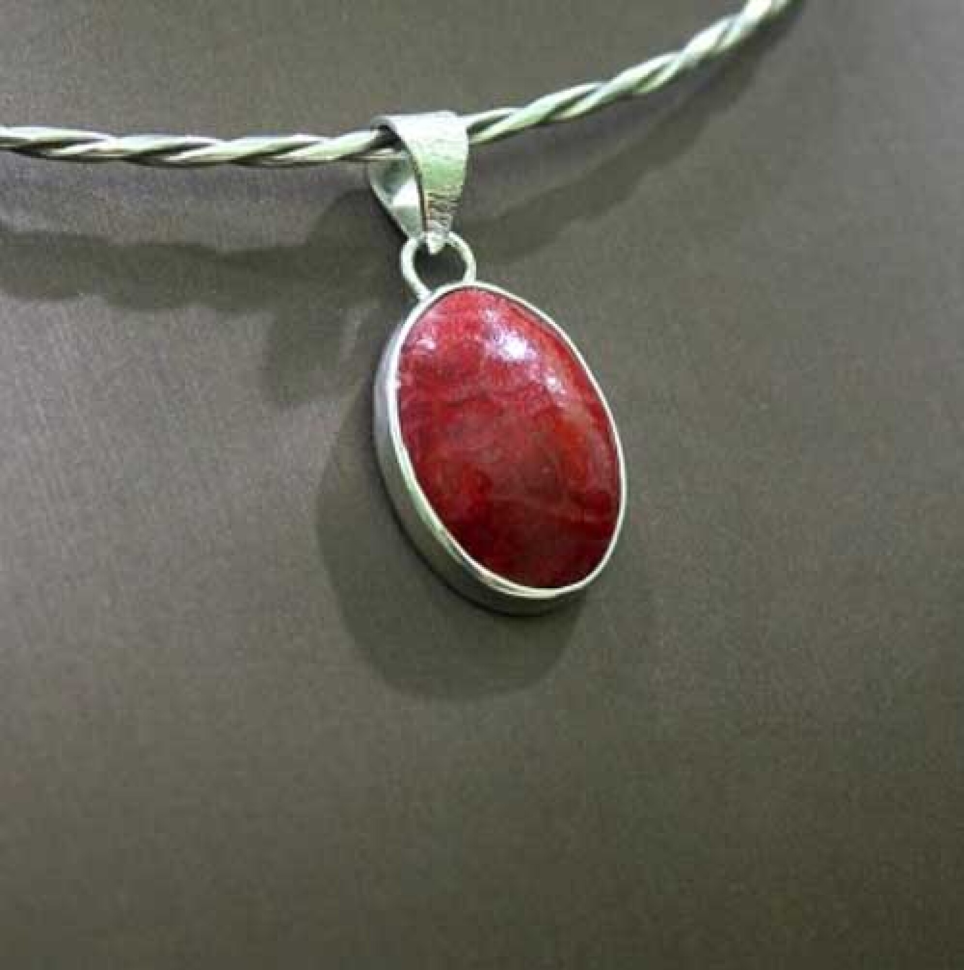 Pendentif oval gorgone rouge