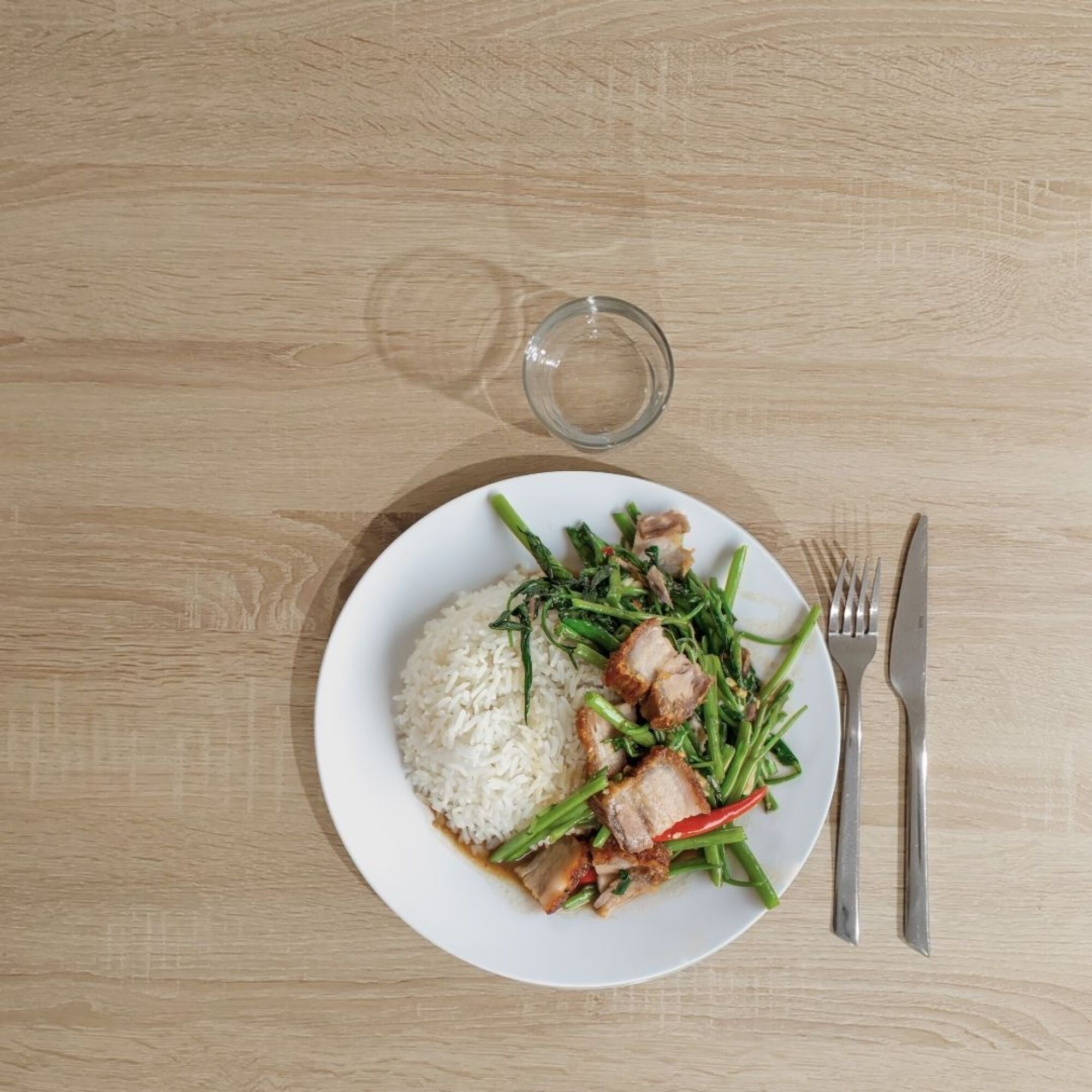 Lot de 1 table pliable bois clair + 2 chaises pour terrasse