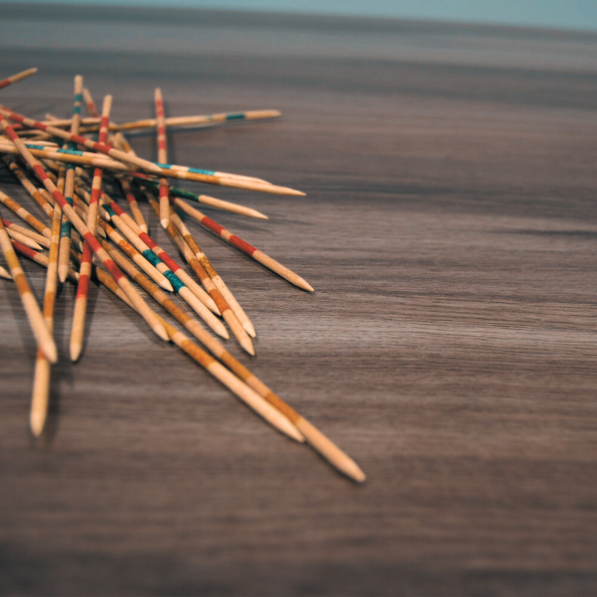 Lot de 1 table pliable bois foncé + 2 chaises pour terrasse