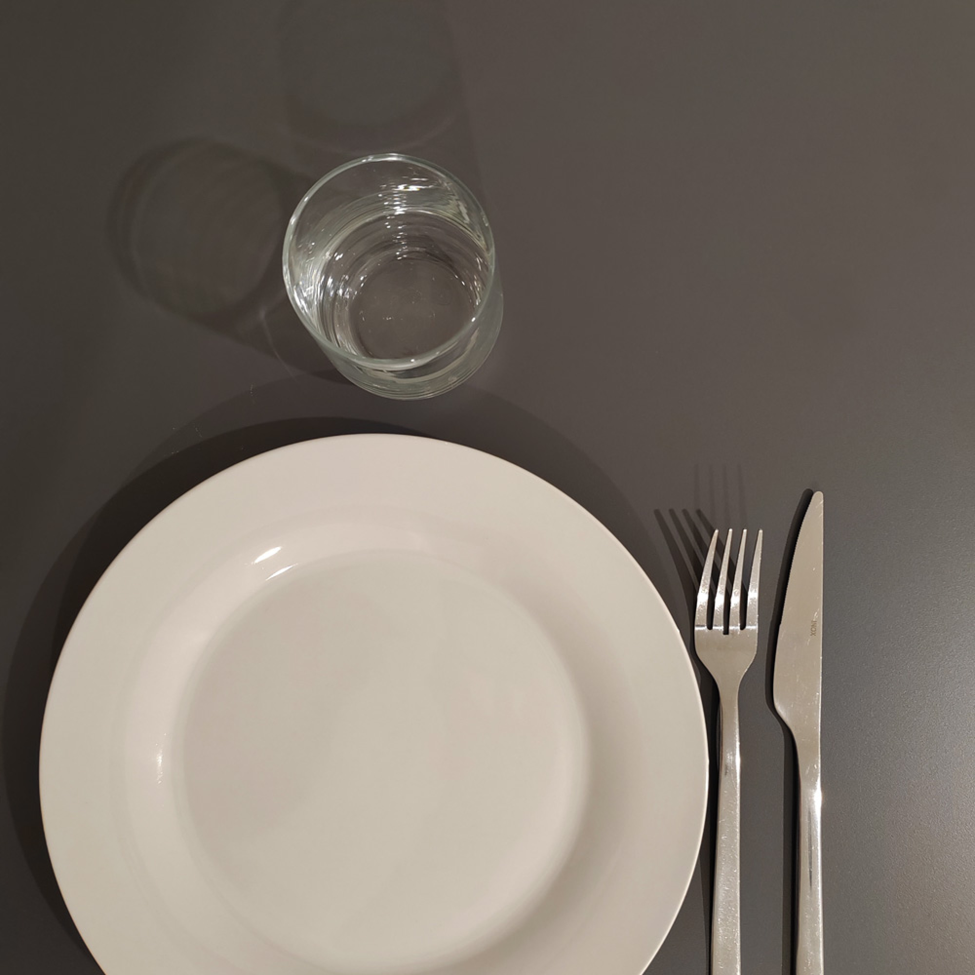 Lot de 1 table pliable gris anthracite h90cm + 2 chaises hautes pour terrasse