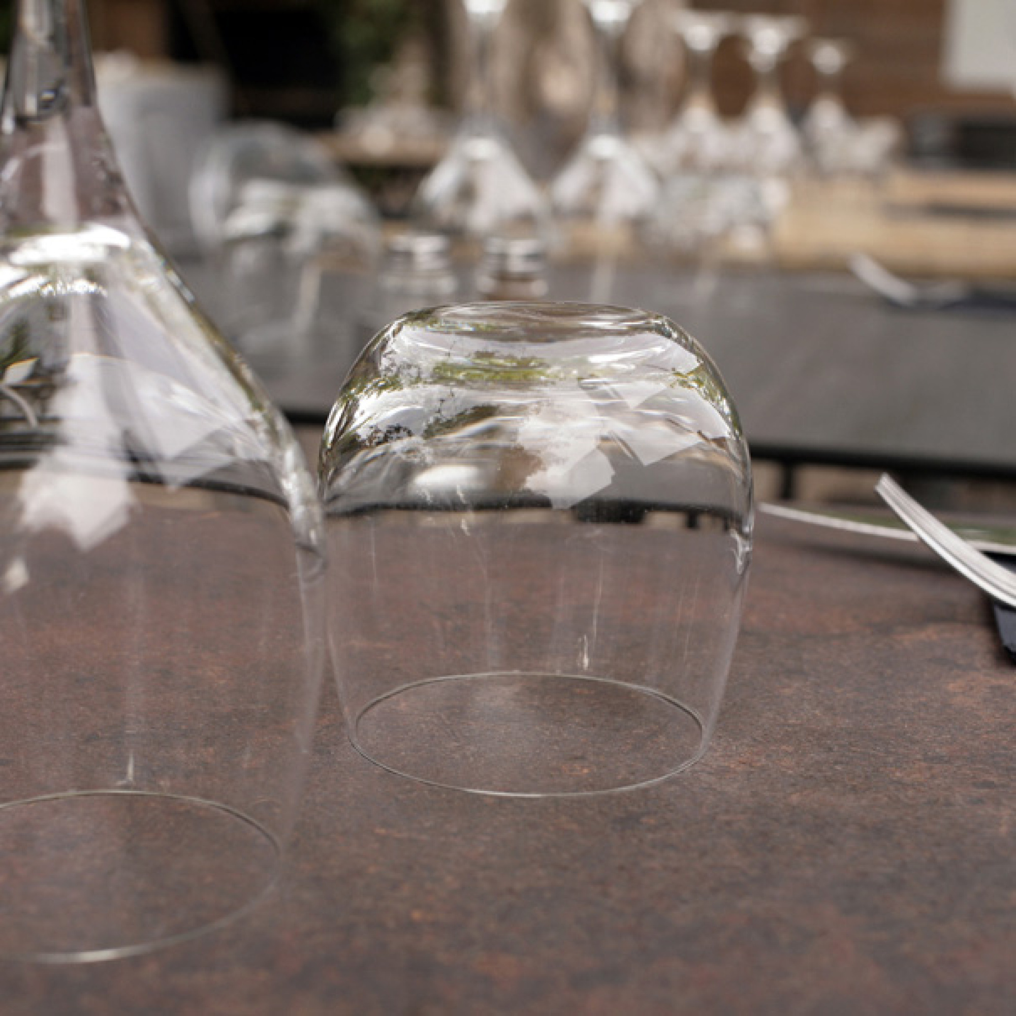 Mange-debout 60x60cm - modèle Round rouille roc chants laiton