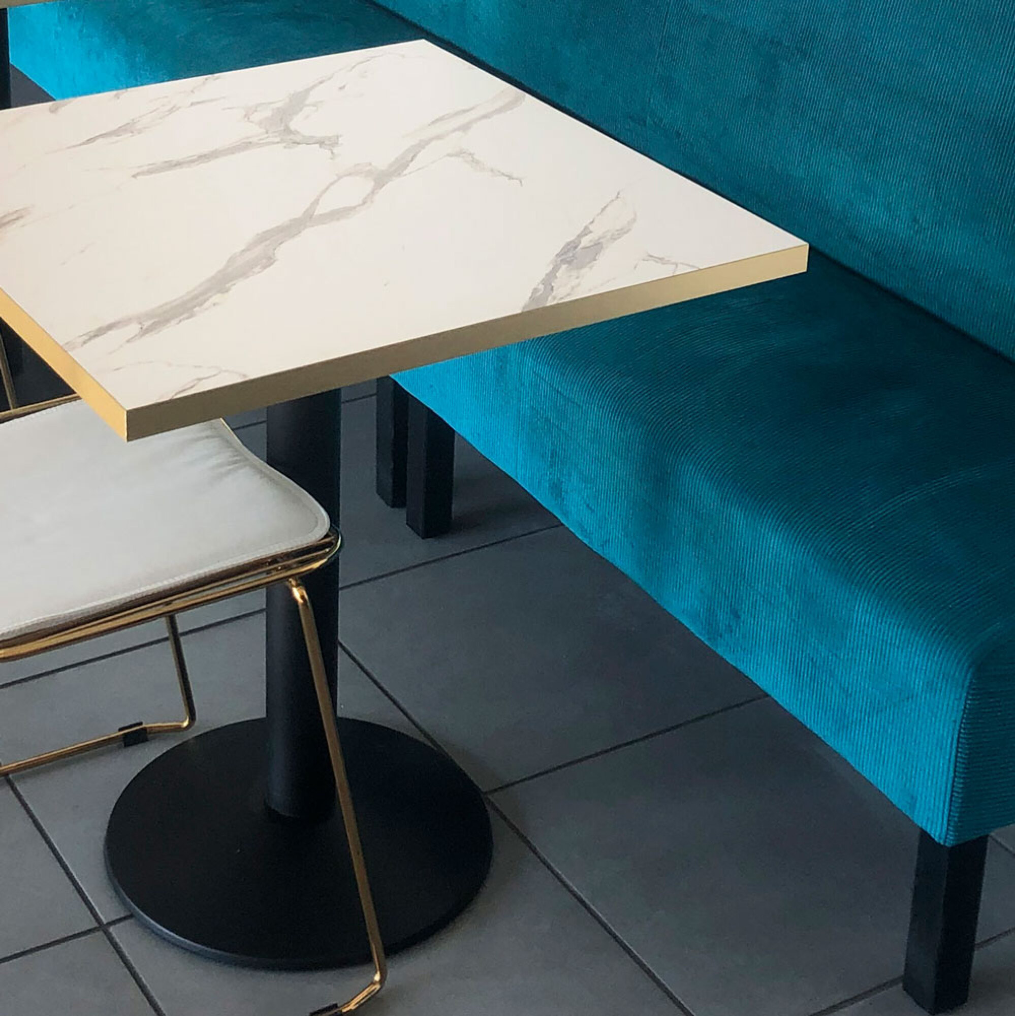 Plateau 90x90 decor marbre blanc chants laiton