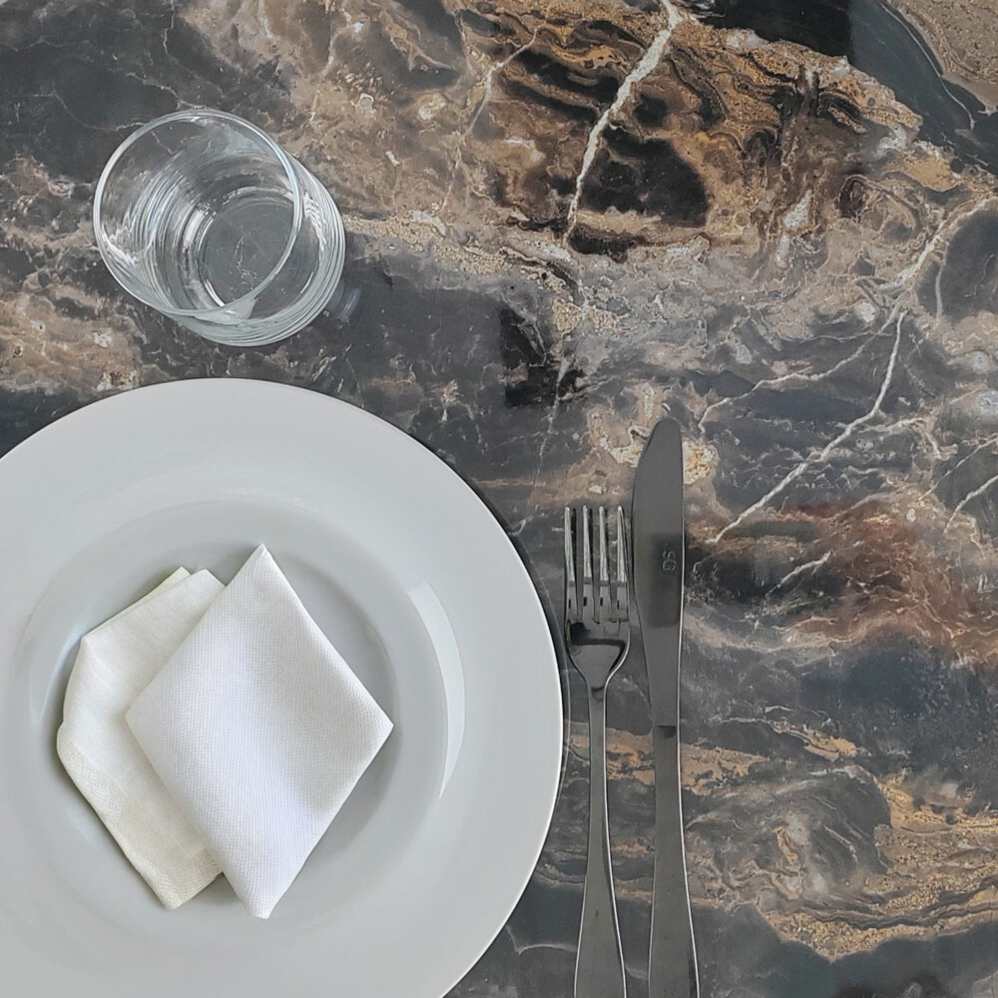 Plateau 90x90 decor marbre capuccino chants laiton