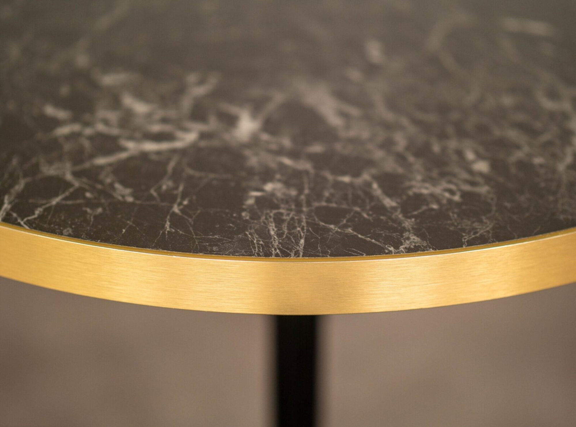 Plateau 90x90 decor marbre noir brillant chants laiton