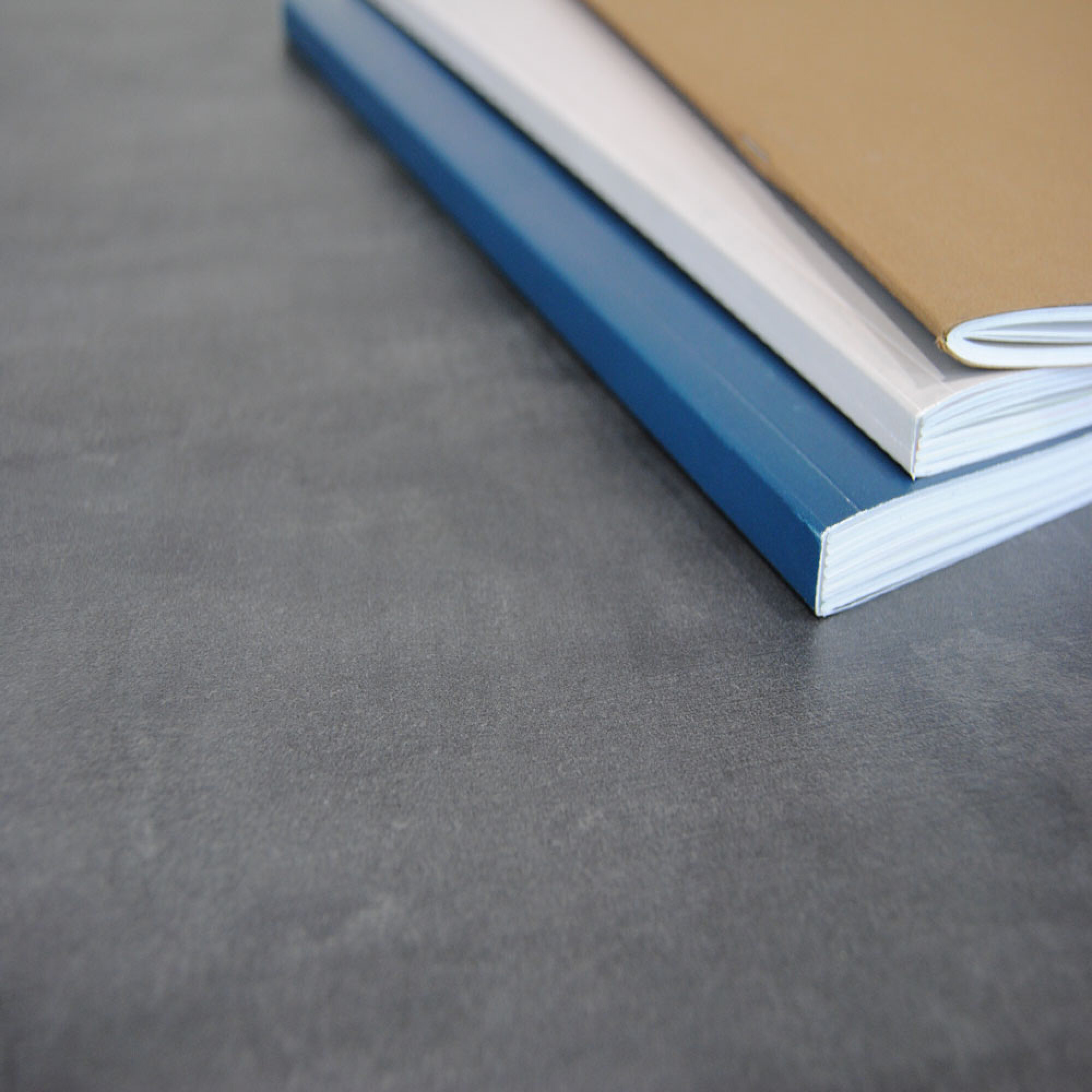 Table 120x70cm - modèle Round blanc ardoise métallisée