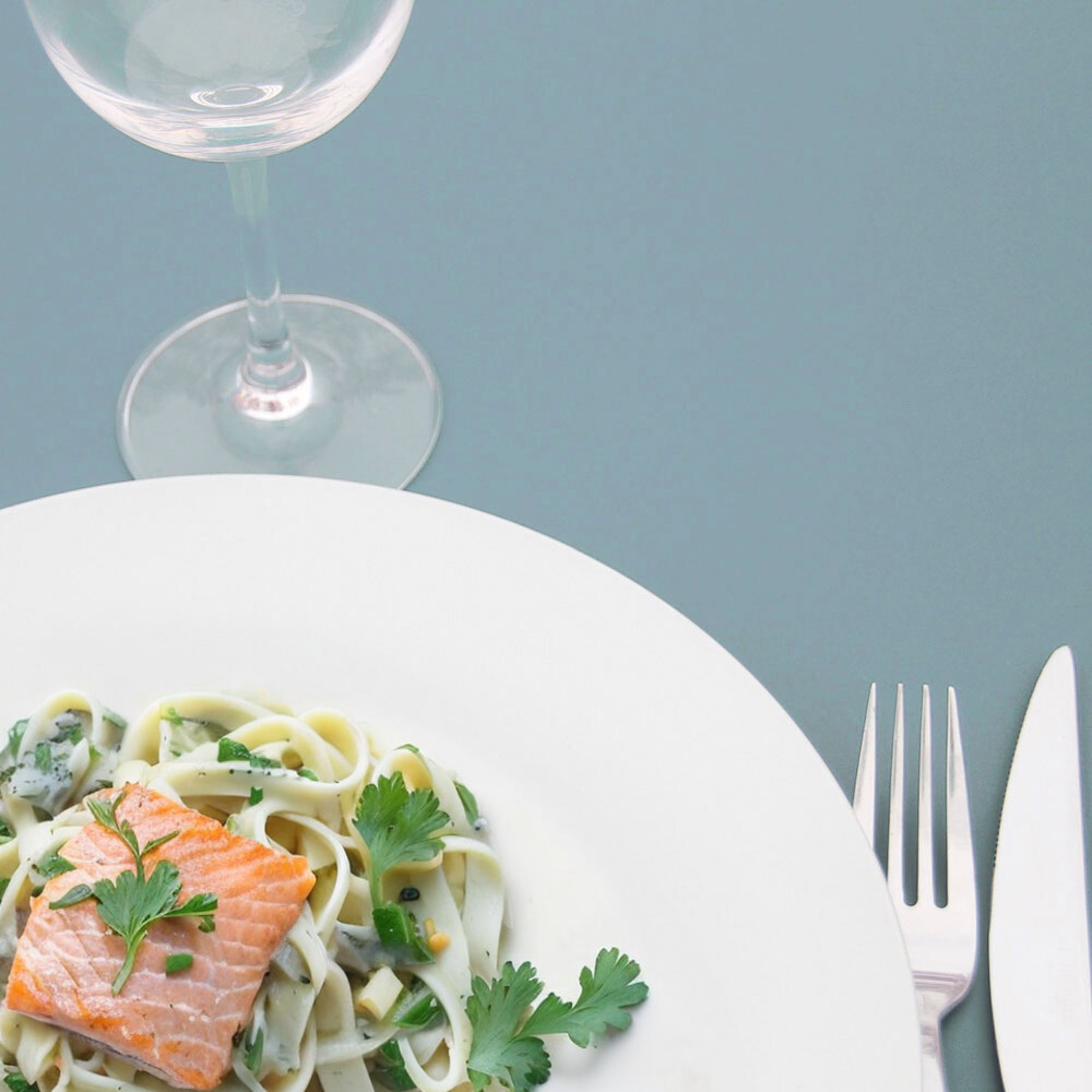 Table 70x70cm - modèle Bazila bleu cèdre chants bois