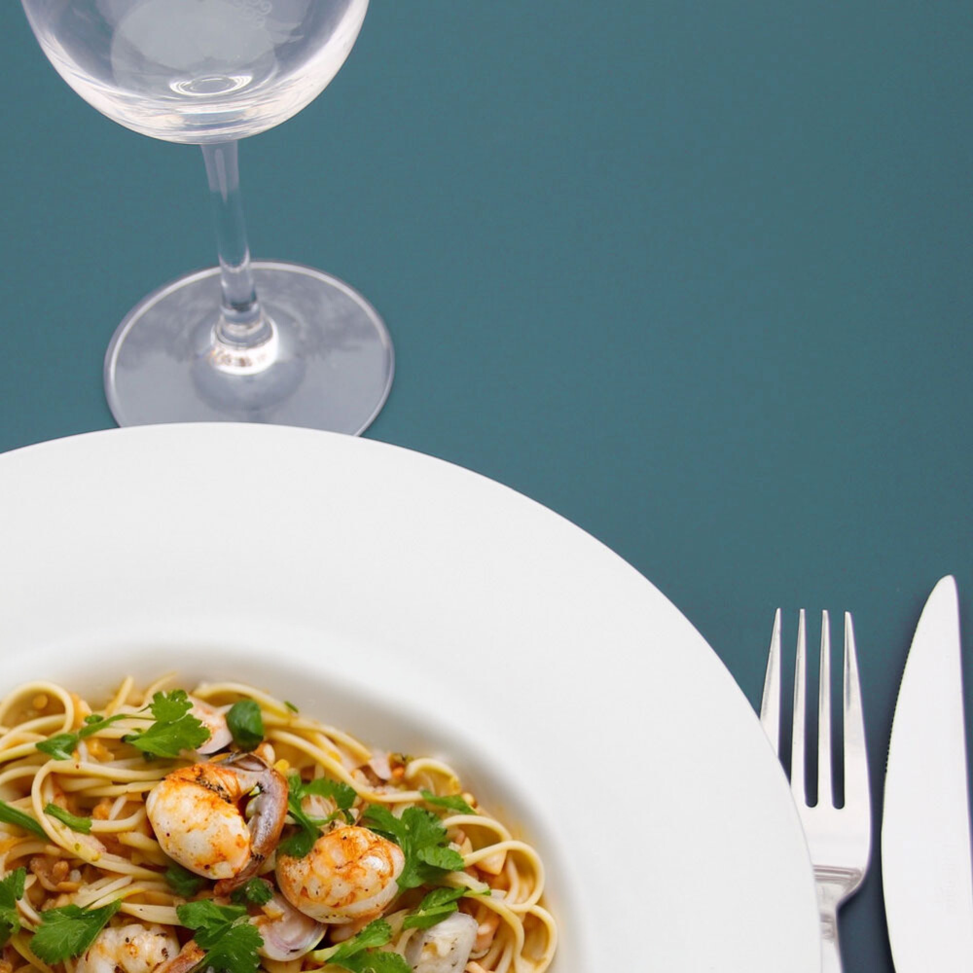 Table 70x70cm - modèle Bazila bleu prusse