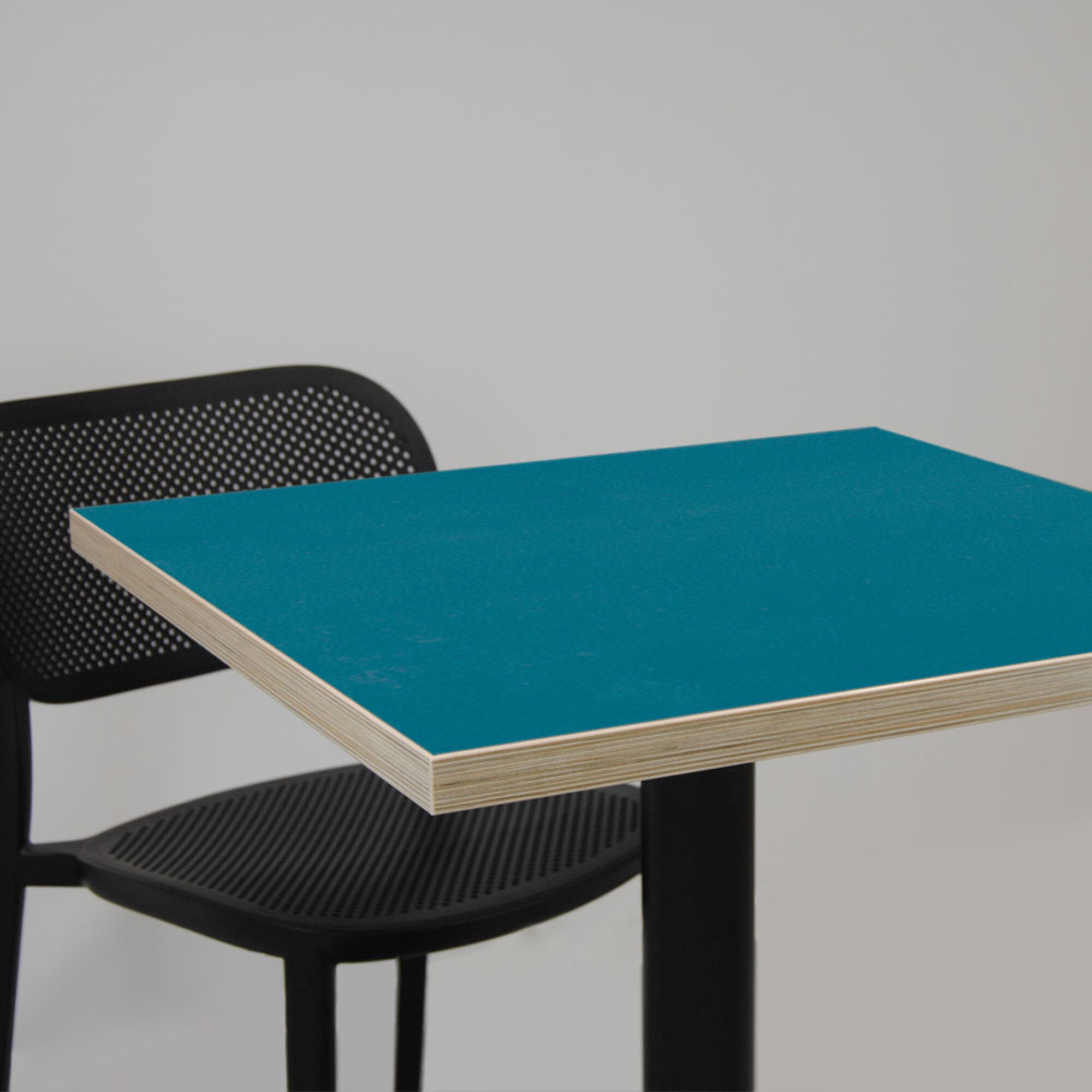 Table 70x70cm - modèle Bazila bleu prusse chants bois