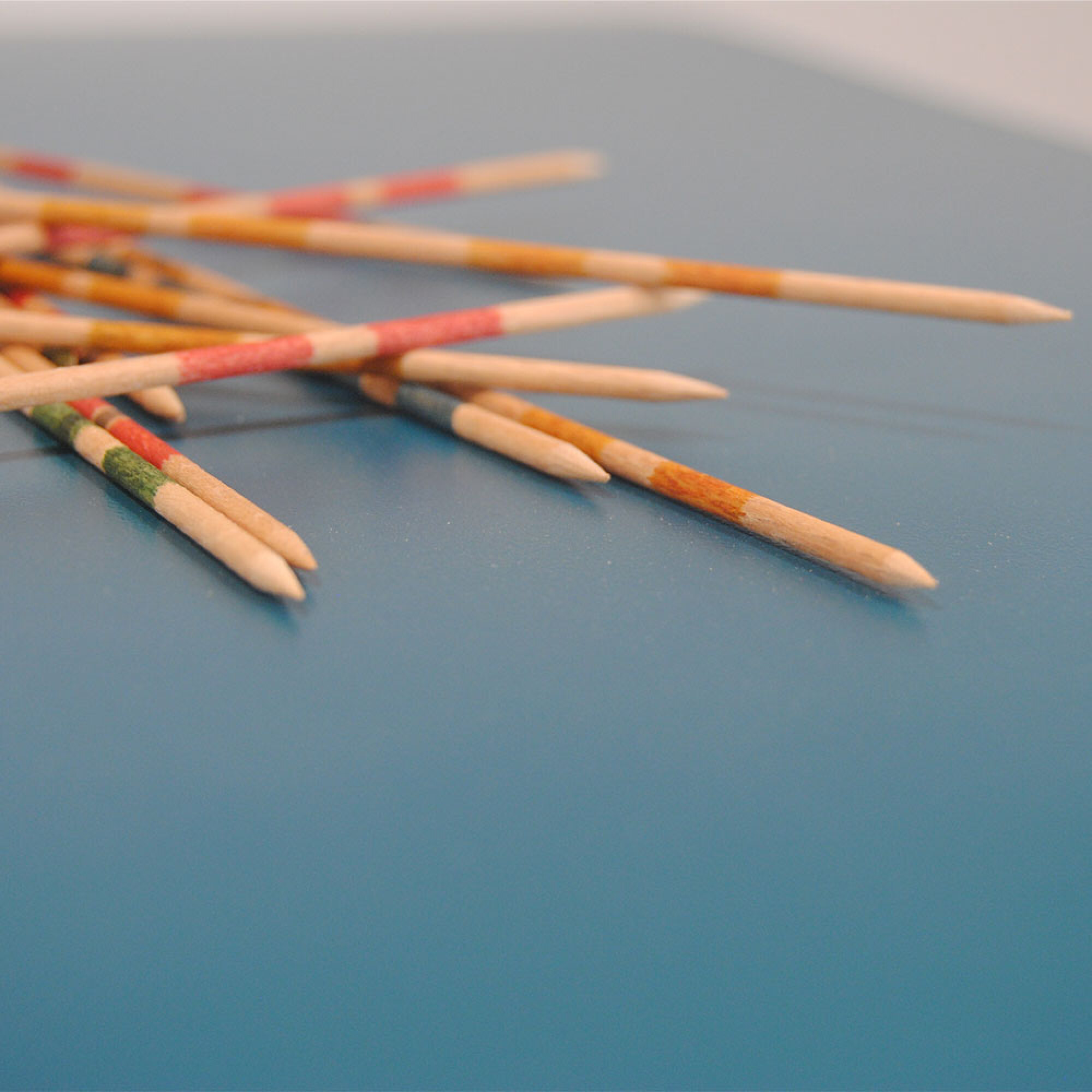 Table 70x70cm - modèle Bazila bleu prusse chants bois