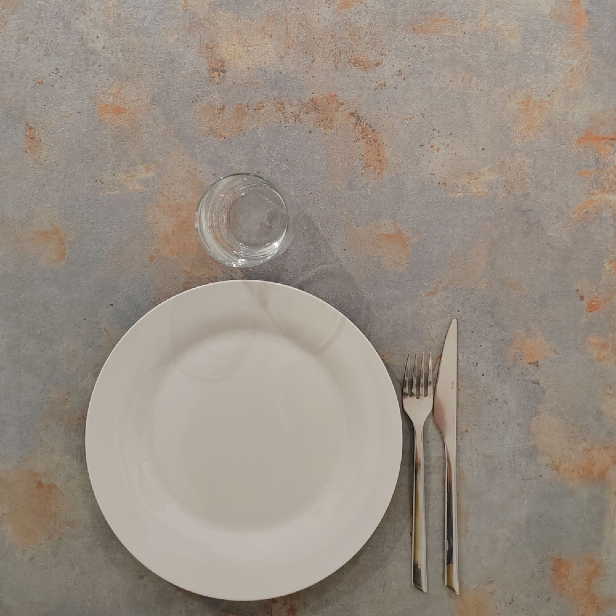 Table 70x70cm - modèle Bazila gris rouille