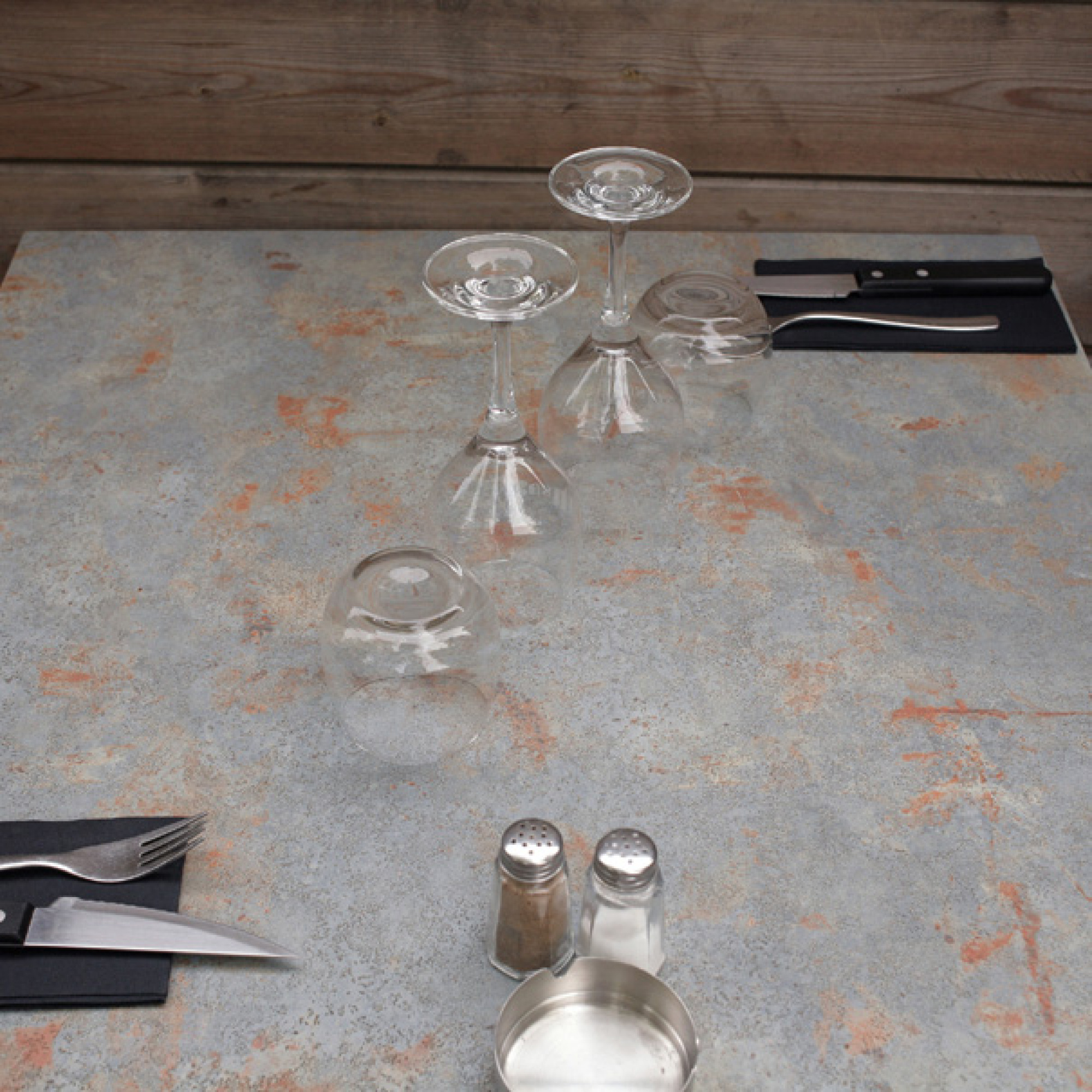 Table 70x70cm - modèle Rome gris rouille