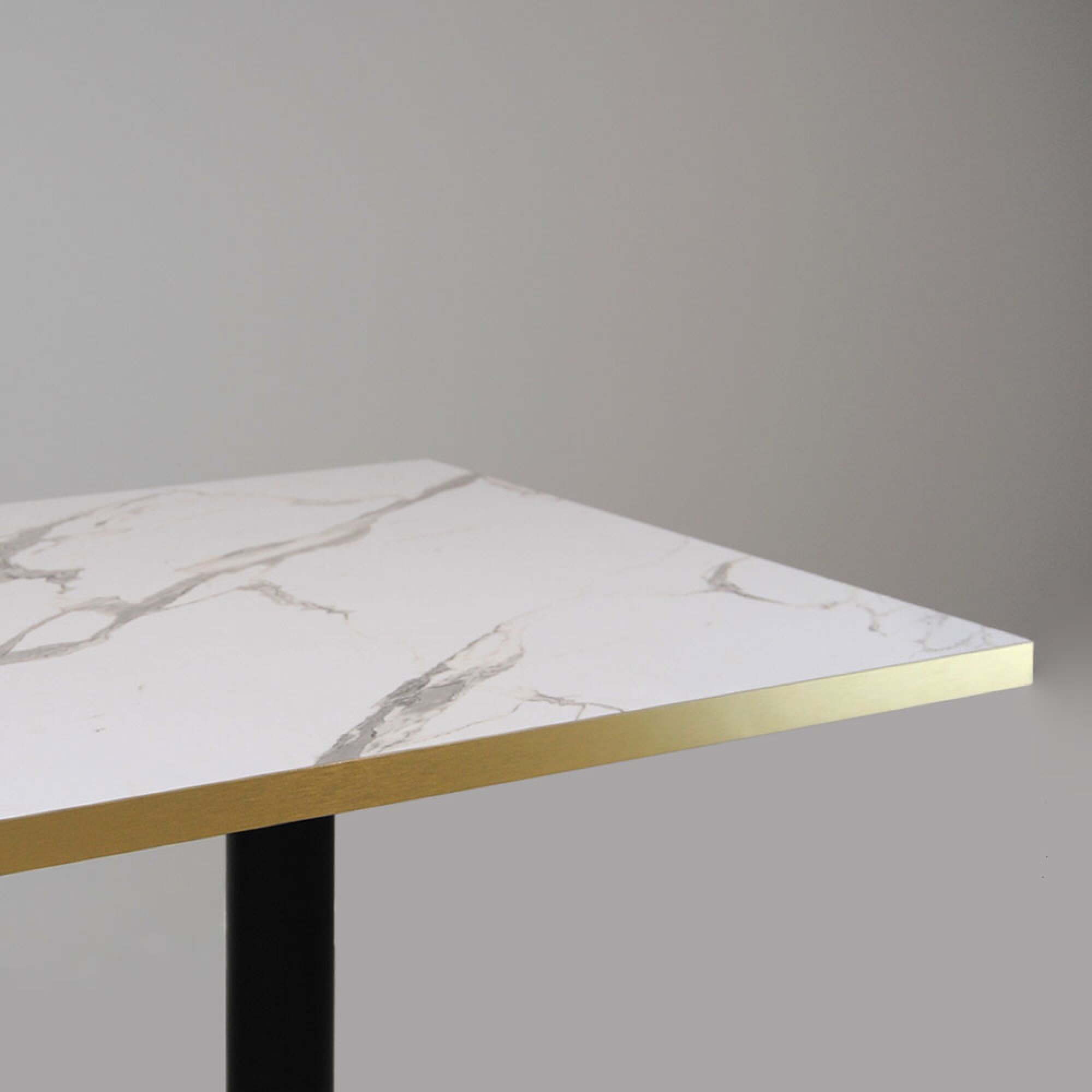 Table 70x70cm - modèle Rome marbre blanc chants laiton